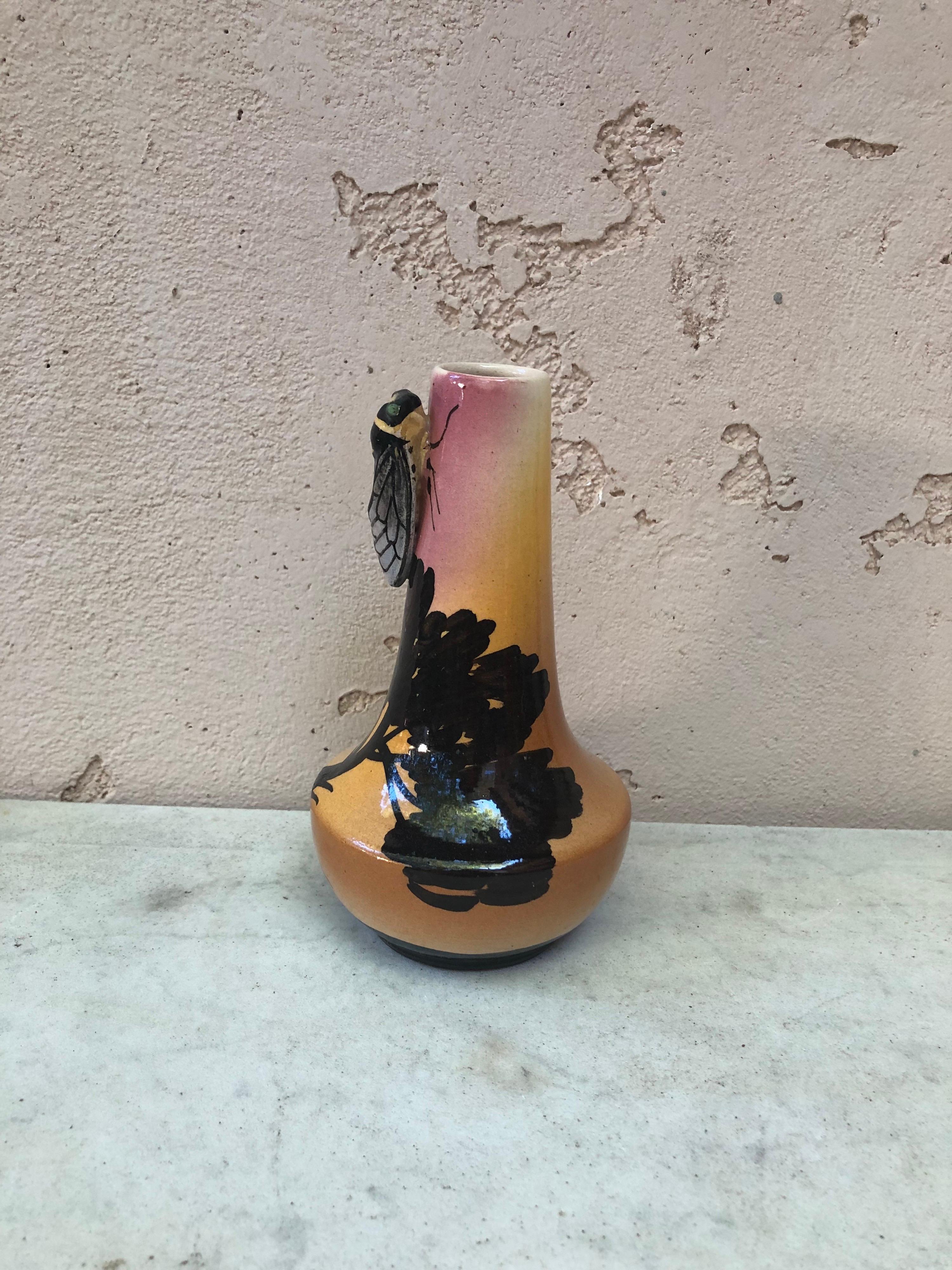 Vase en majolique avec Cicada Sicard, vers 1950 Bon état - En vente à Austin, TX