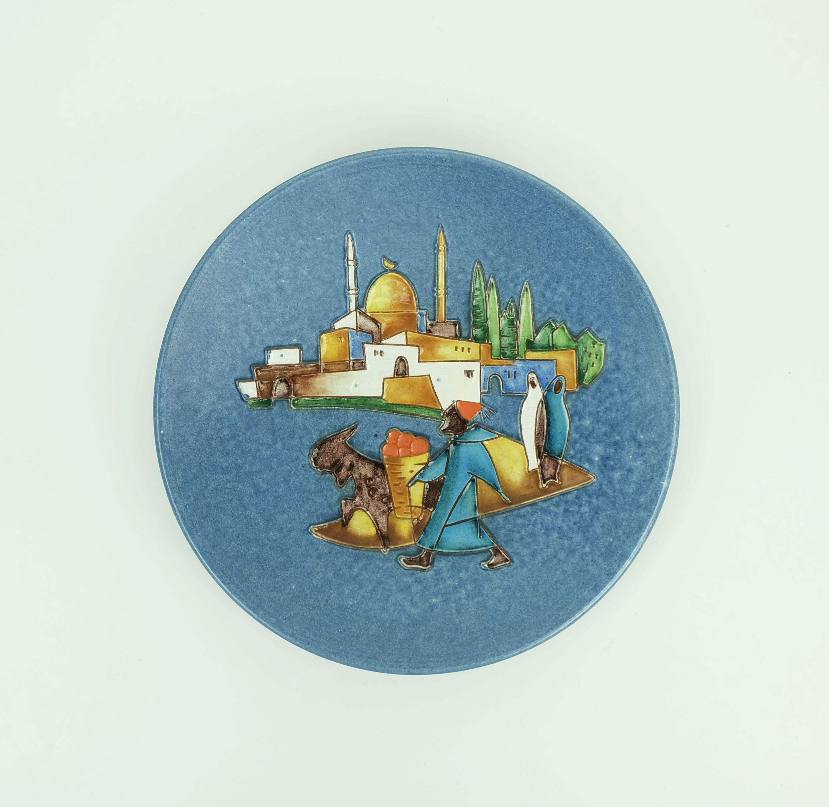Piatto da parete in ceramica con raro e bellissimo decoro orientale. Anni '30-'50. Logo Majolika Karlsruhe sul retro.

Dimensioni in cm:
Diametro 23 cm, altezza 2,8 cm. 

Dimensioni in pollici: 
Diametro 9,05