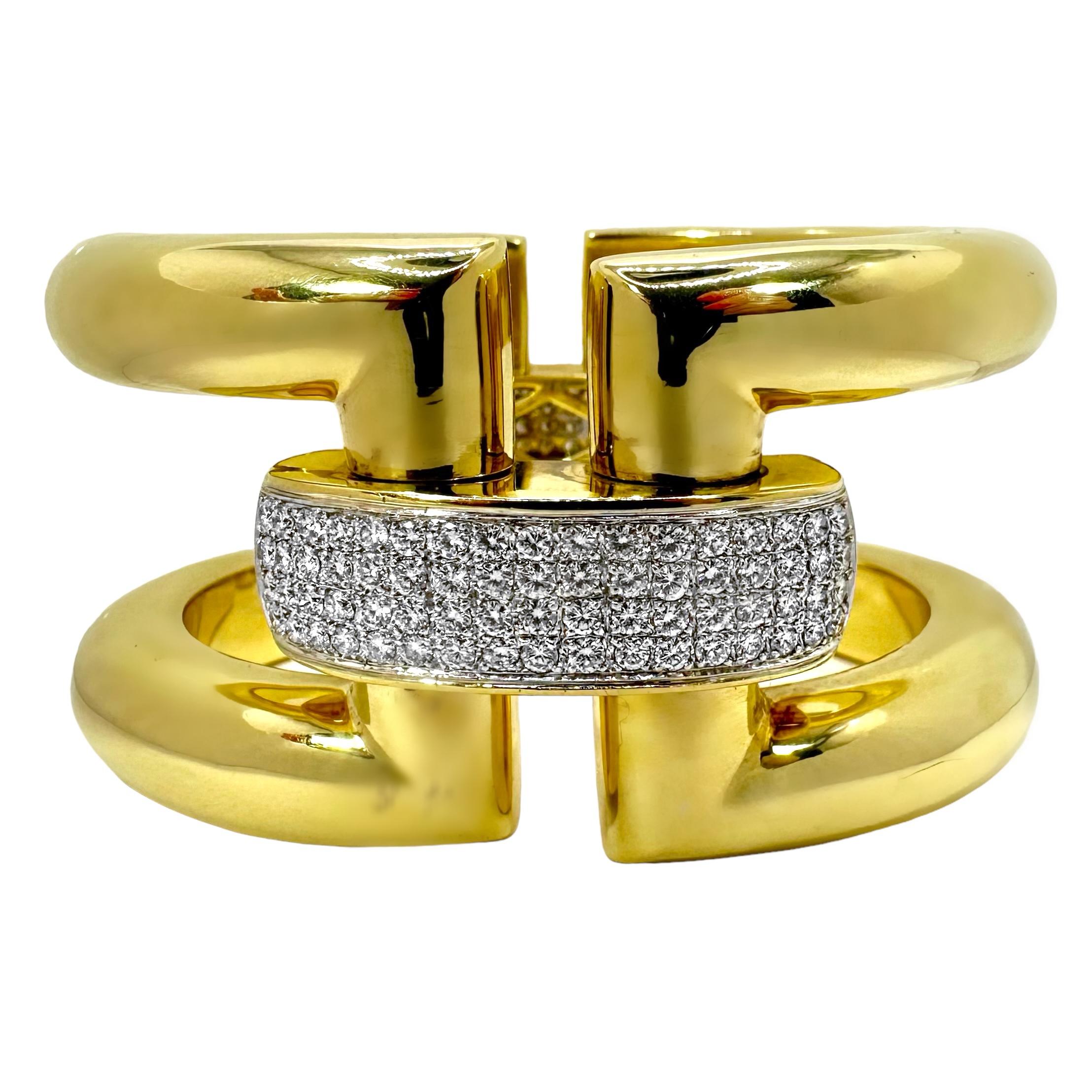 Une remarquable manchette en or jaune 18 carats et diamants au look très design, qui fait très forte impression. Ce bracelet vintage à maillons ouverts de style 