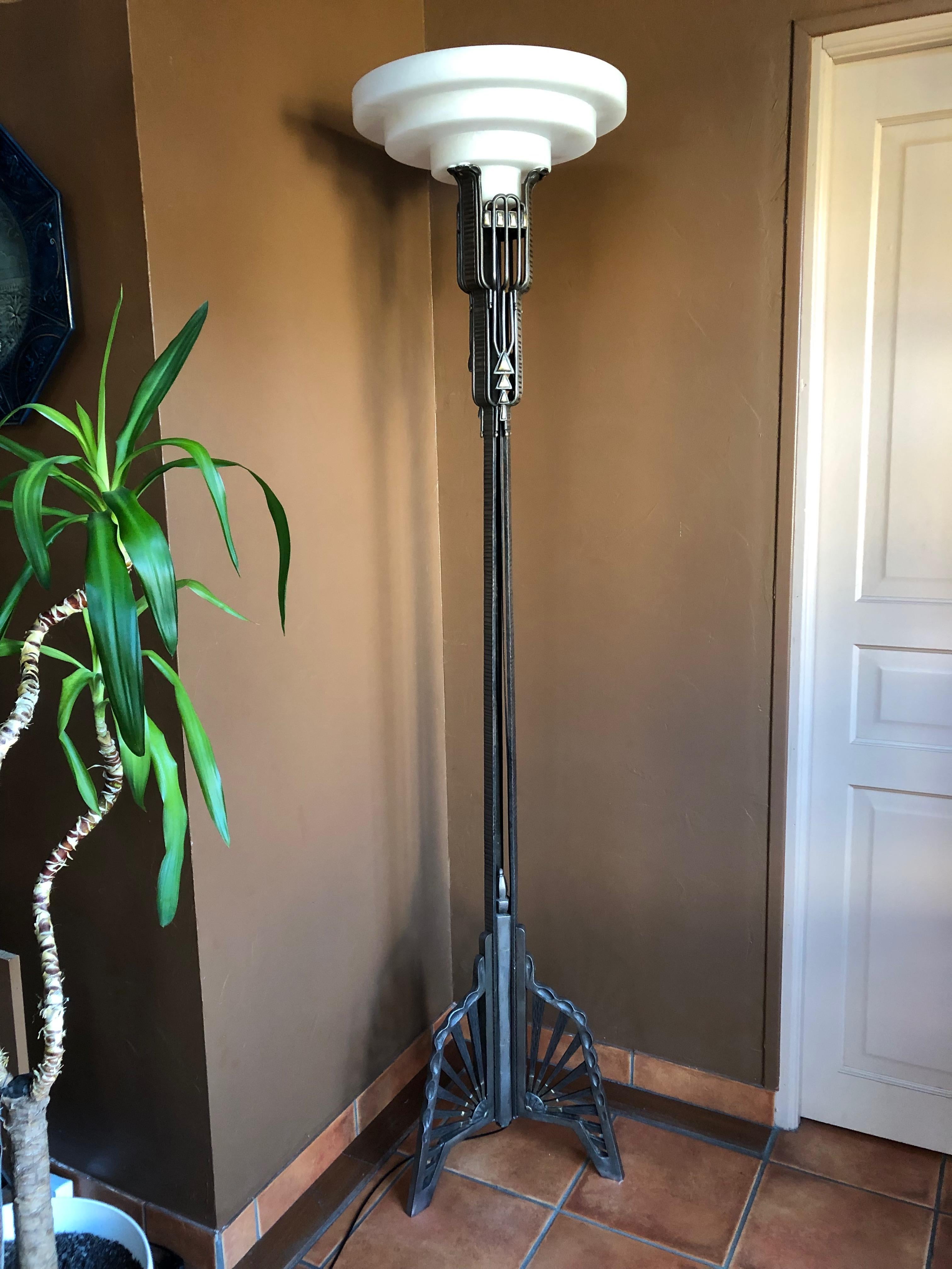 Art deco floor lamp circa 1925 attributed to Louis Majorelle.
Wrought iron with bronze applications. Very good quality wrought iron.
Electrified and in perfect condition.
The basin will be packaged separately from the base of the floor lamp

Total