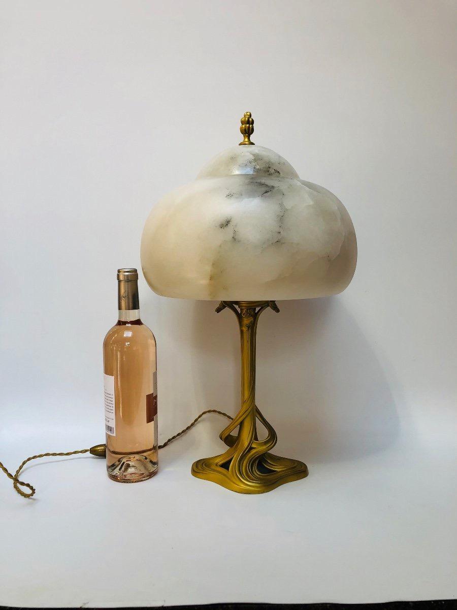 Majorelle Art Nouveau lamp
Large lamp around 1900 foot in gilded bronze and lampshade in alabaster.
Very good quality of bronze and pretty floral movement very representative of art nouveau.
 Electrified and in perfect condition.
Longueur: pied