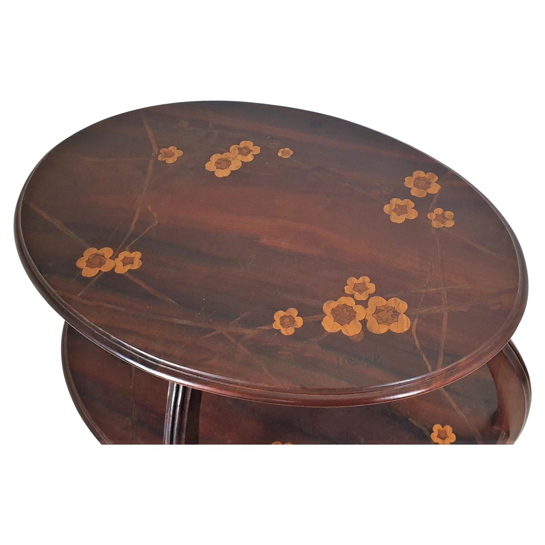 Beautiful tea table in marquetry of different woods, with a decoration of flowers and white cherry trees, on the 2 trays

This table is signed Majorelle

Good condition despite some small wear and chips

XXth century Art Nouveau Louis