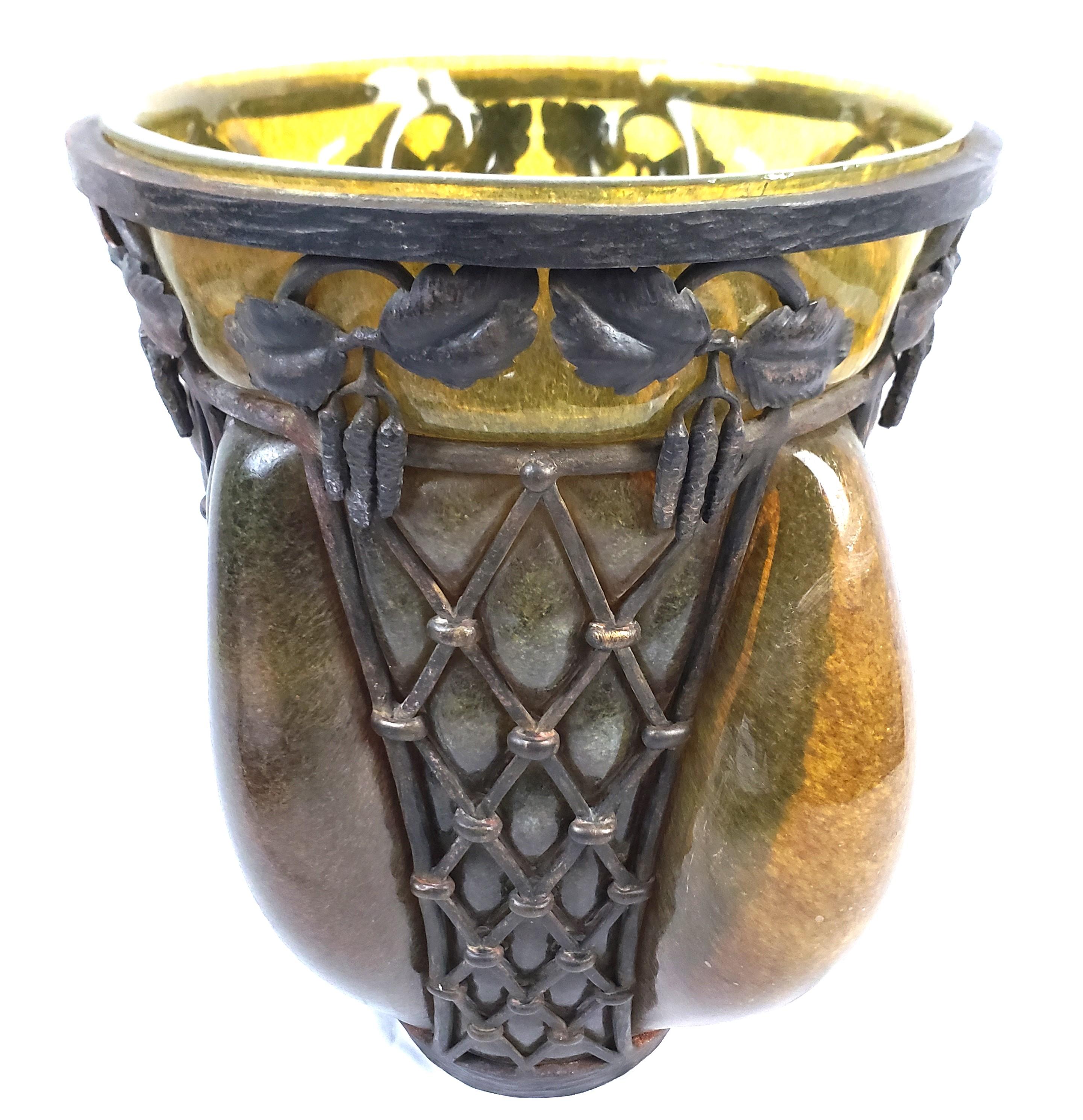 Majorelle & Daum Nancy Signed Large Antique Art Deco Deep Amber Art Glass Vase Bon état - En vente à Hamilton, Ontario