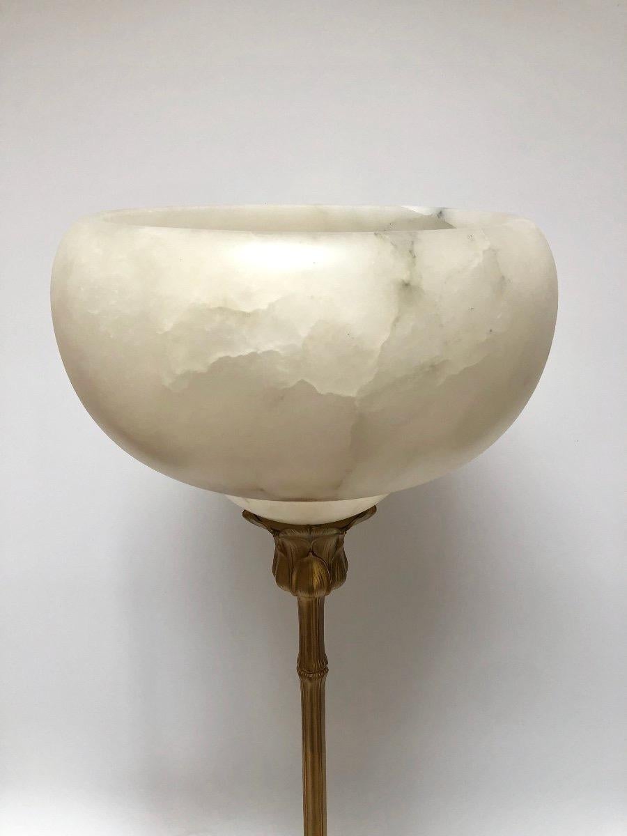 Majorelle lamp representing a flower, around 1900 in bronze and alabaster.
Not signed.
Electrified and in very good condition.

Measures: Diameter: 26 cm (base) 30 cm (shell)
Height: 77 cm
Weight: 8 kg

Louis Majorelle, French cabinetmaker,