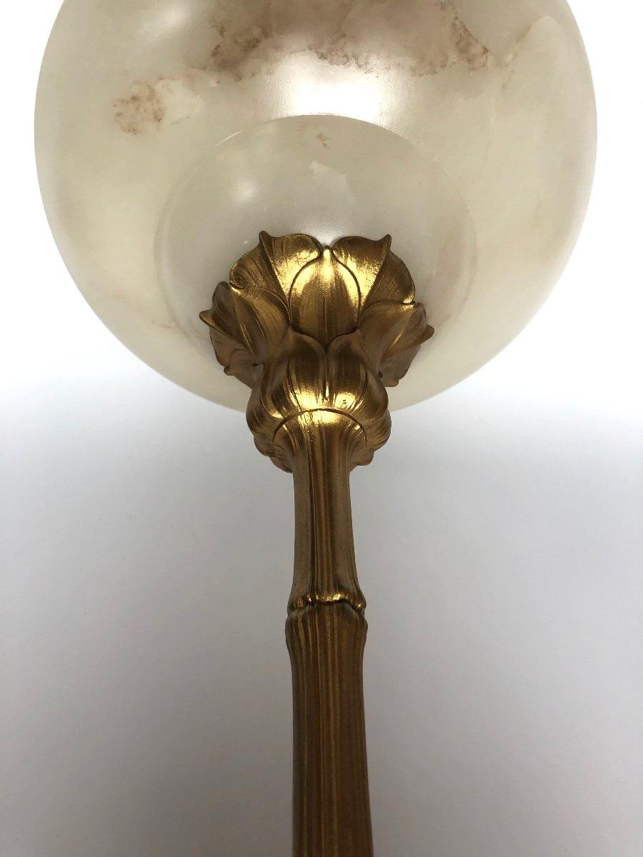 Moulé Exceptionnelle et rare lampe Art Nouveau en bronze et albâtre Majorelle en vente