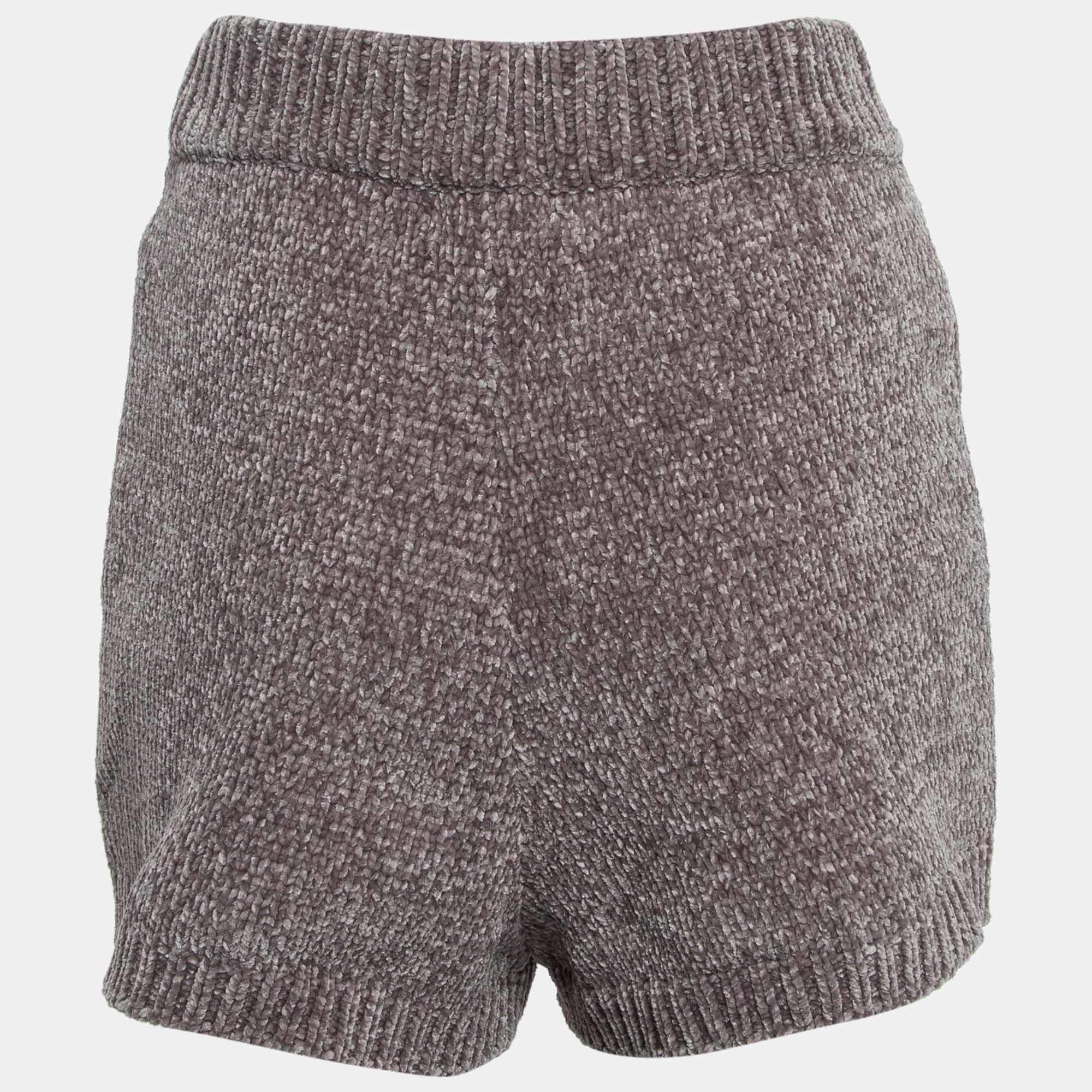 Faites l'expérience d'un confort inégalé avec le short Majorelle Denitza Chenille. Fabrice en tissu chenille doux  ce short en tricot côtelé offre une coupe ajustée mais souple  et sont donc parfaits pour se détendre ou pour des sorties