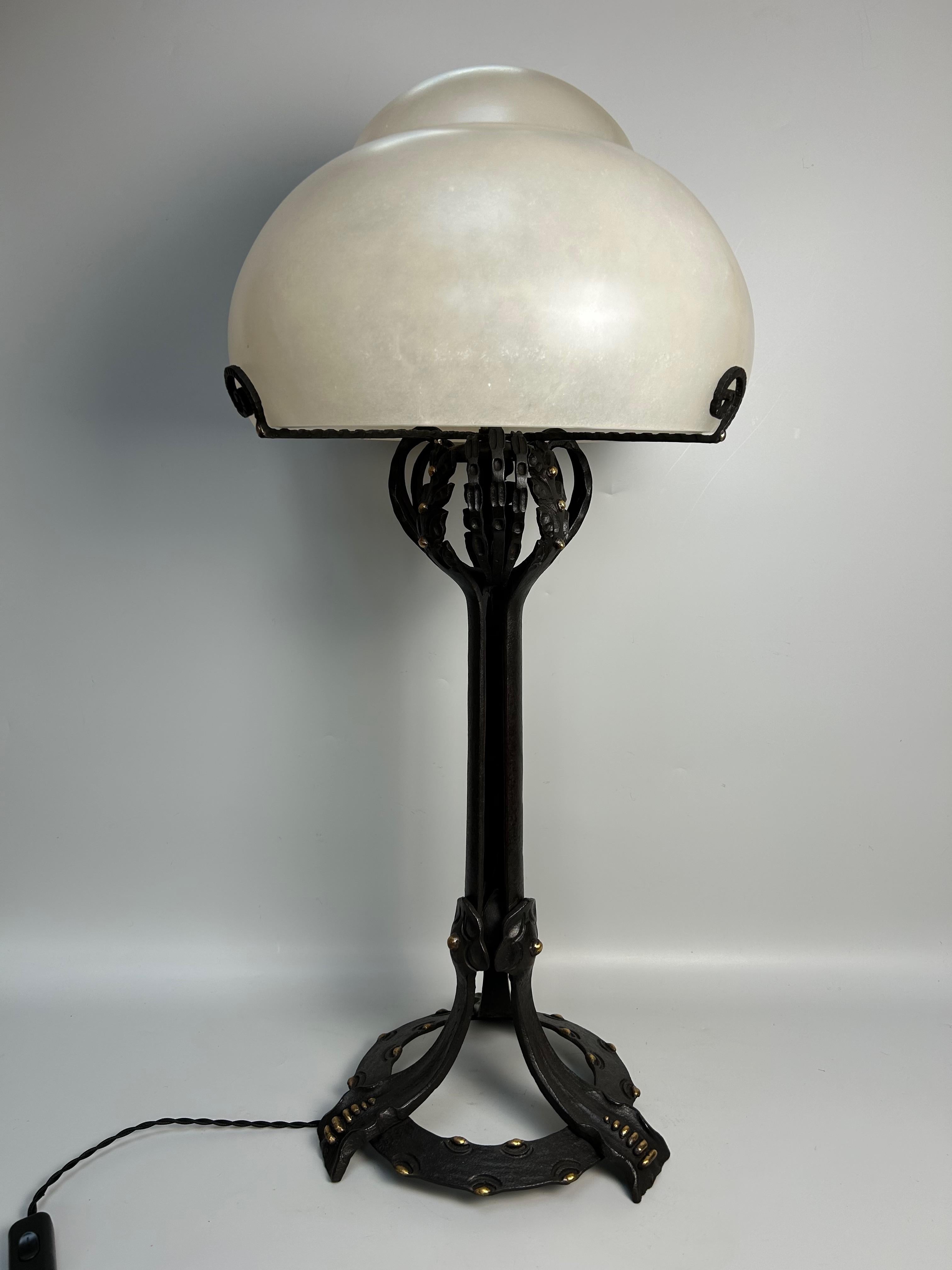 Lámpara art nouveau Atelier Majorelle hacia 1905.
Base de hierro forjado con aplicaciones de bronce.
Concha de alabastro.
Lámpara electrificada en perfecto estado.

Altura total: 72,5 cm
Diámetro de la base: 26 cm
Diámetro del caparazón: 33 cm
Peso: