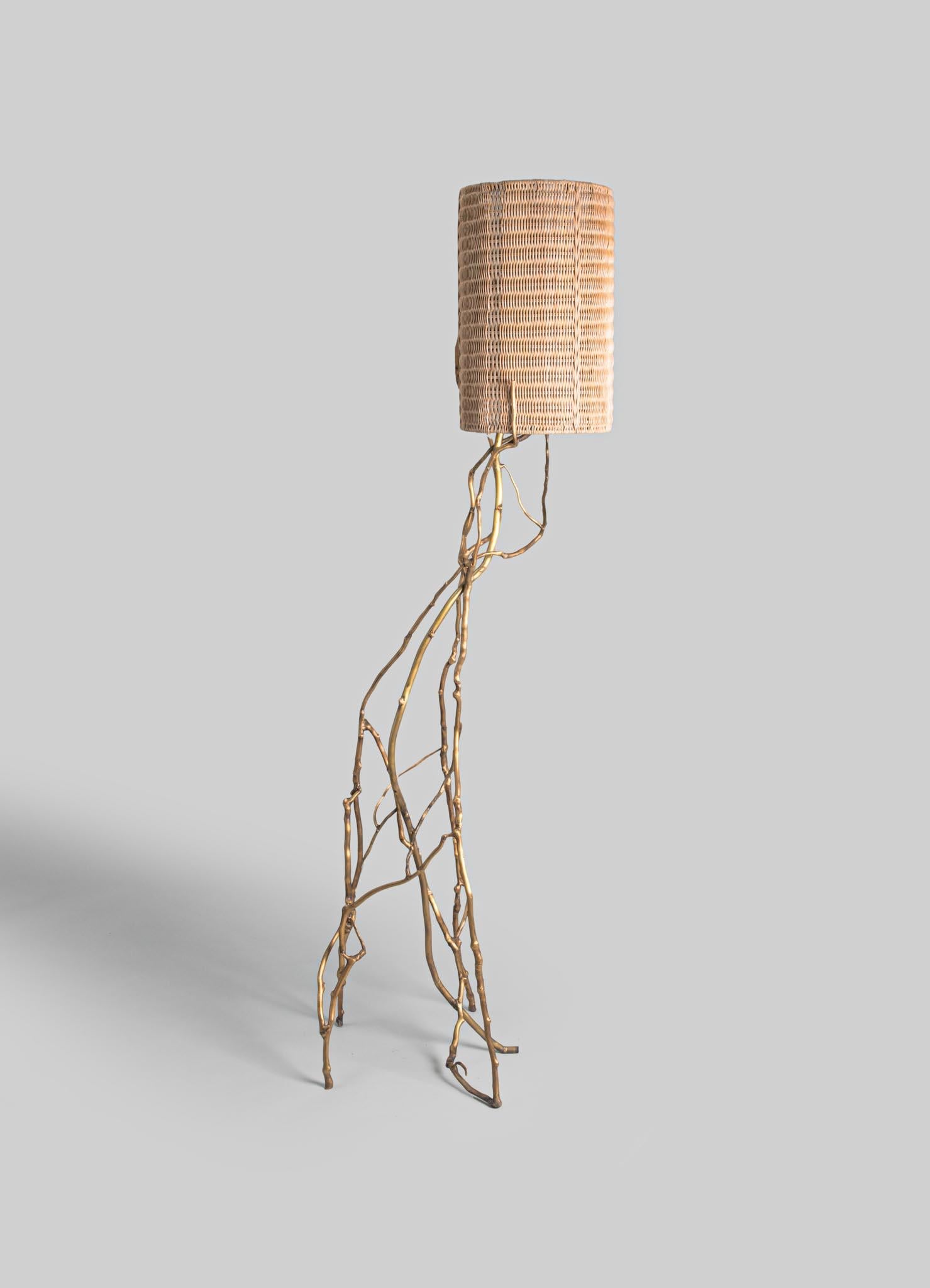 Fait main Lampadaire Majuli en laiton, Viya by Vikram Goyal en vente