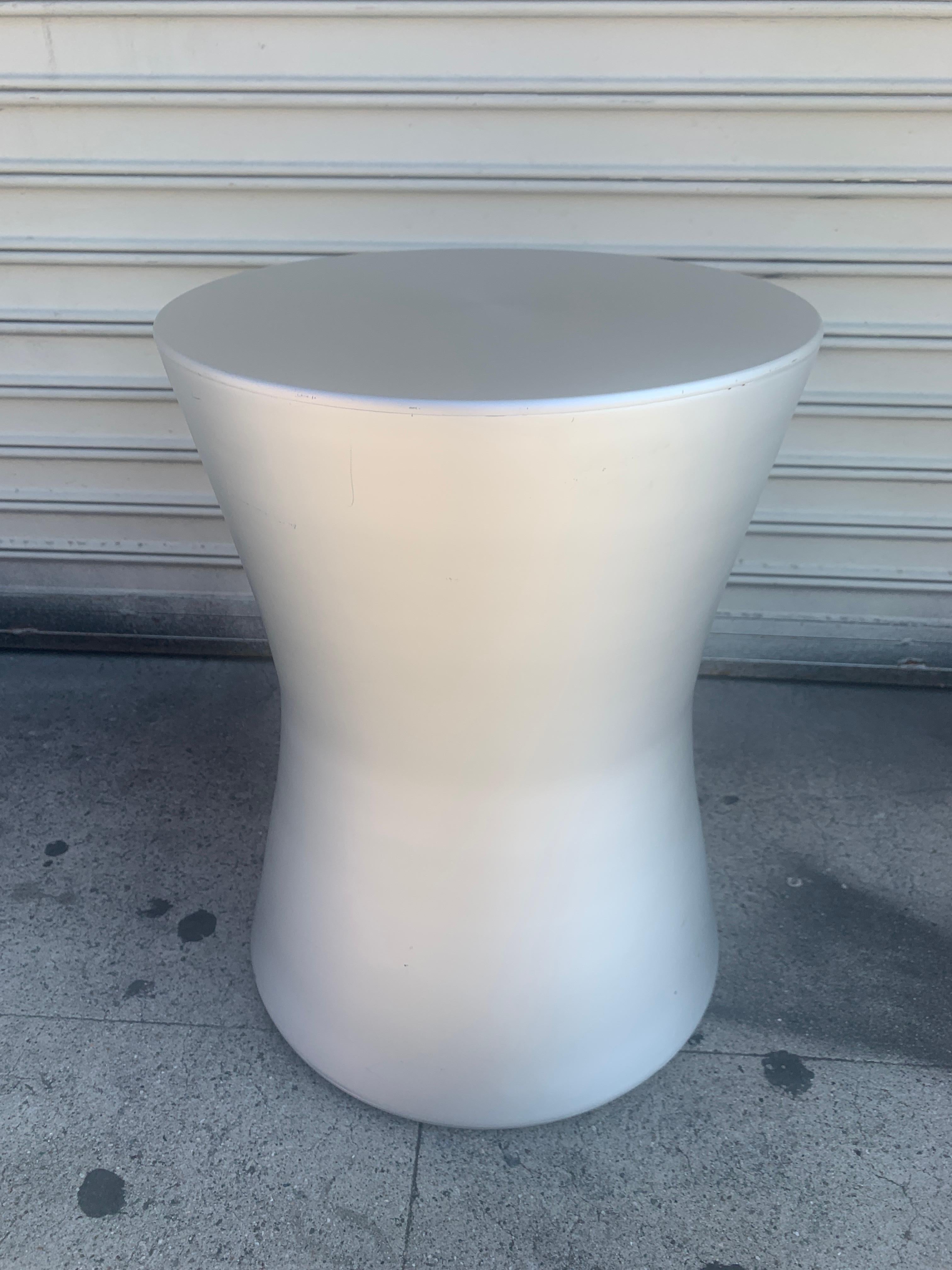 Beautiful aluminum table designed and manufactured by Martin Brattrud and part of the MAKAILA collection.
Measurements: 20.5 inches high x 15 inches in diameter.

Bold simplicity meets Frank utility. This light aluminum table is practical enough