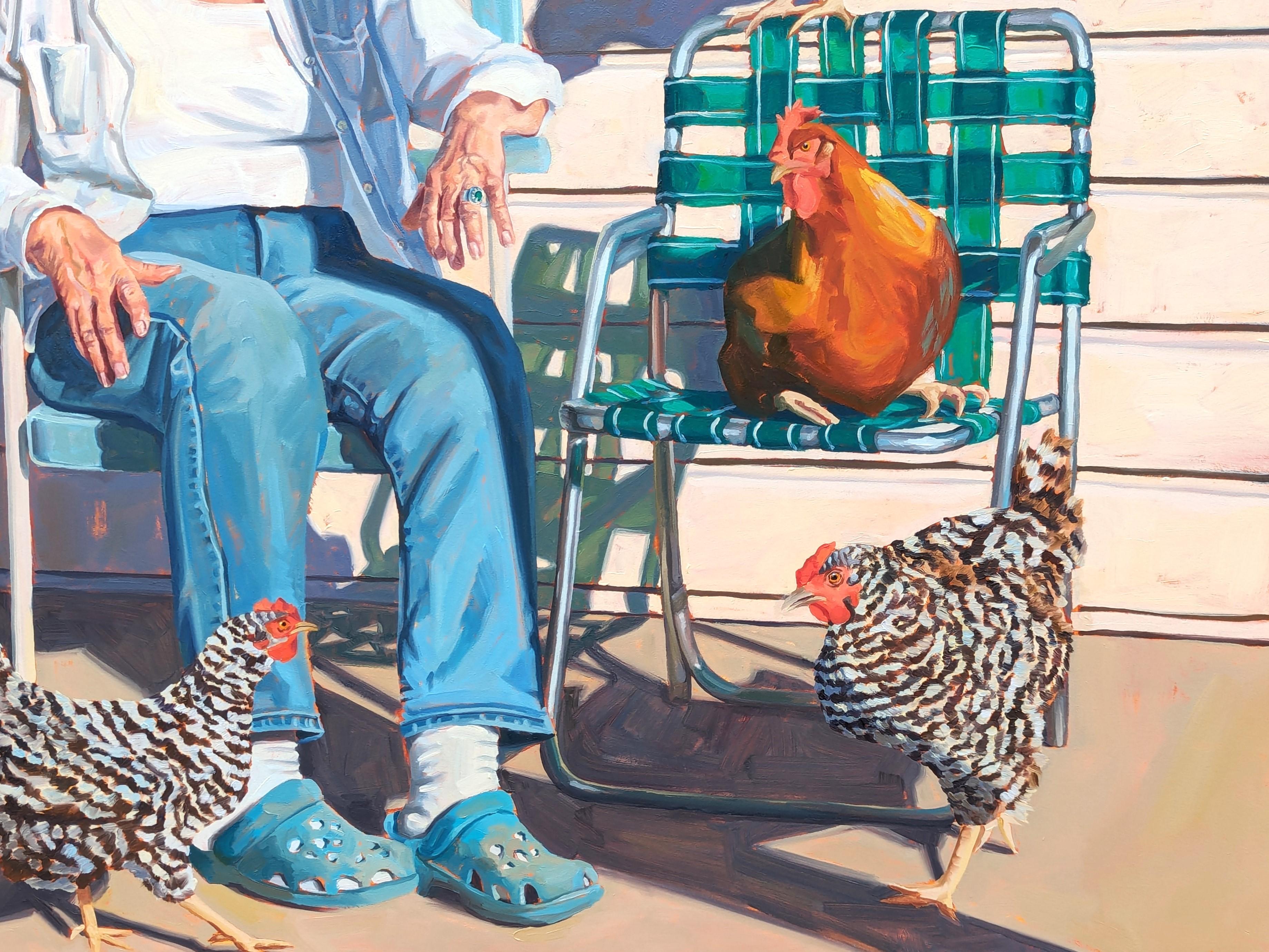 Ritratto realistico contemporaneo realizzato dall'artista texana Makenna Hatter-Paxton. L'opera presenta una donna centrale seduta su una sedia da giardino circondata da uno stormo di galline colorate. Firmato e datato sul retro. Attualmente non è