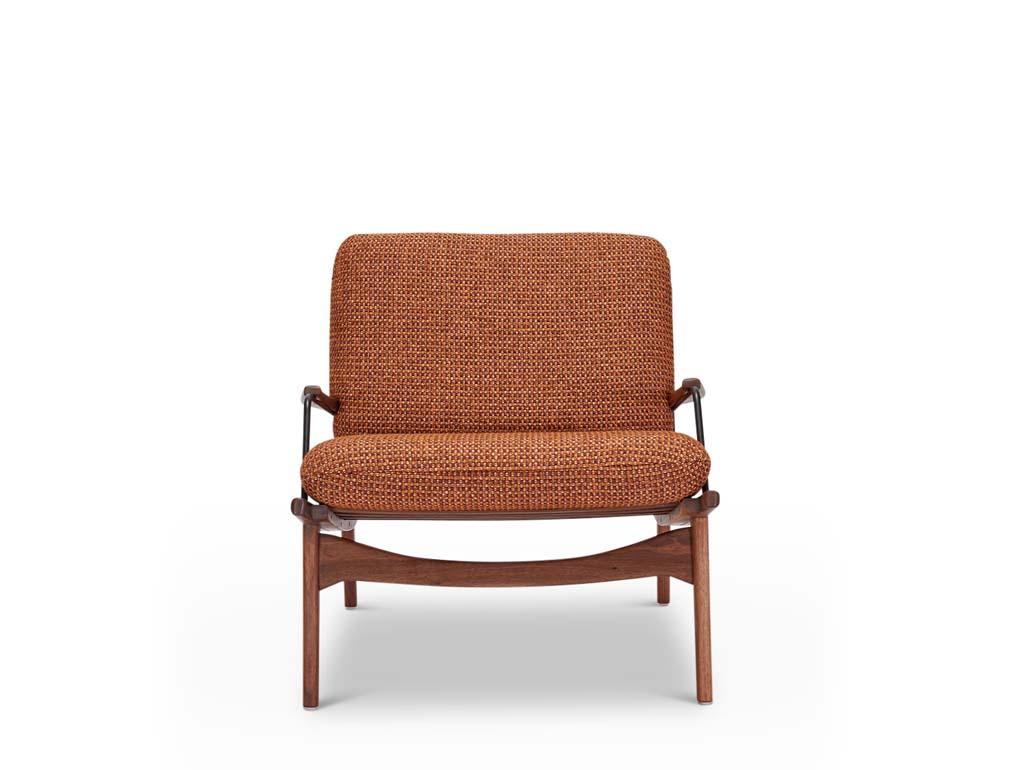 Sillón de fabricante Lawson-Fenning. El Sillón del Hacedor es un sillón de armazón de nogal o roble macizo con arnés de cuero y detalles de latón en el asiento y el respaldo. Se incluyen cojines sueltos para el asiento y el respaldo. También hay