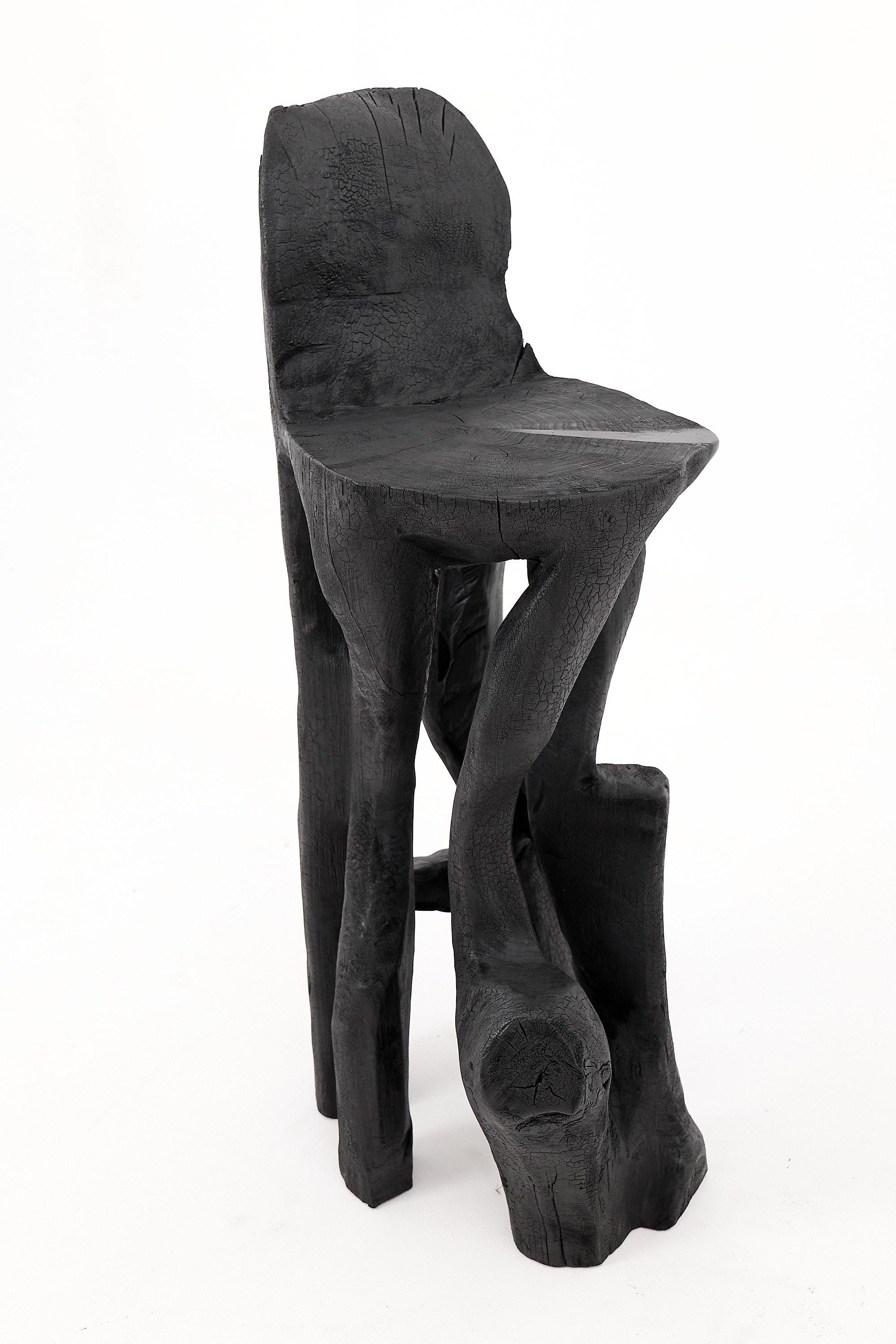 Makha, Silla de bar escultural de madera maciza, Diseño original contemporáneo, Logniture en venta 3