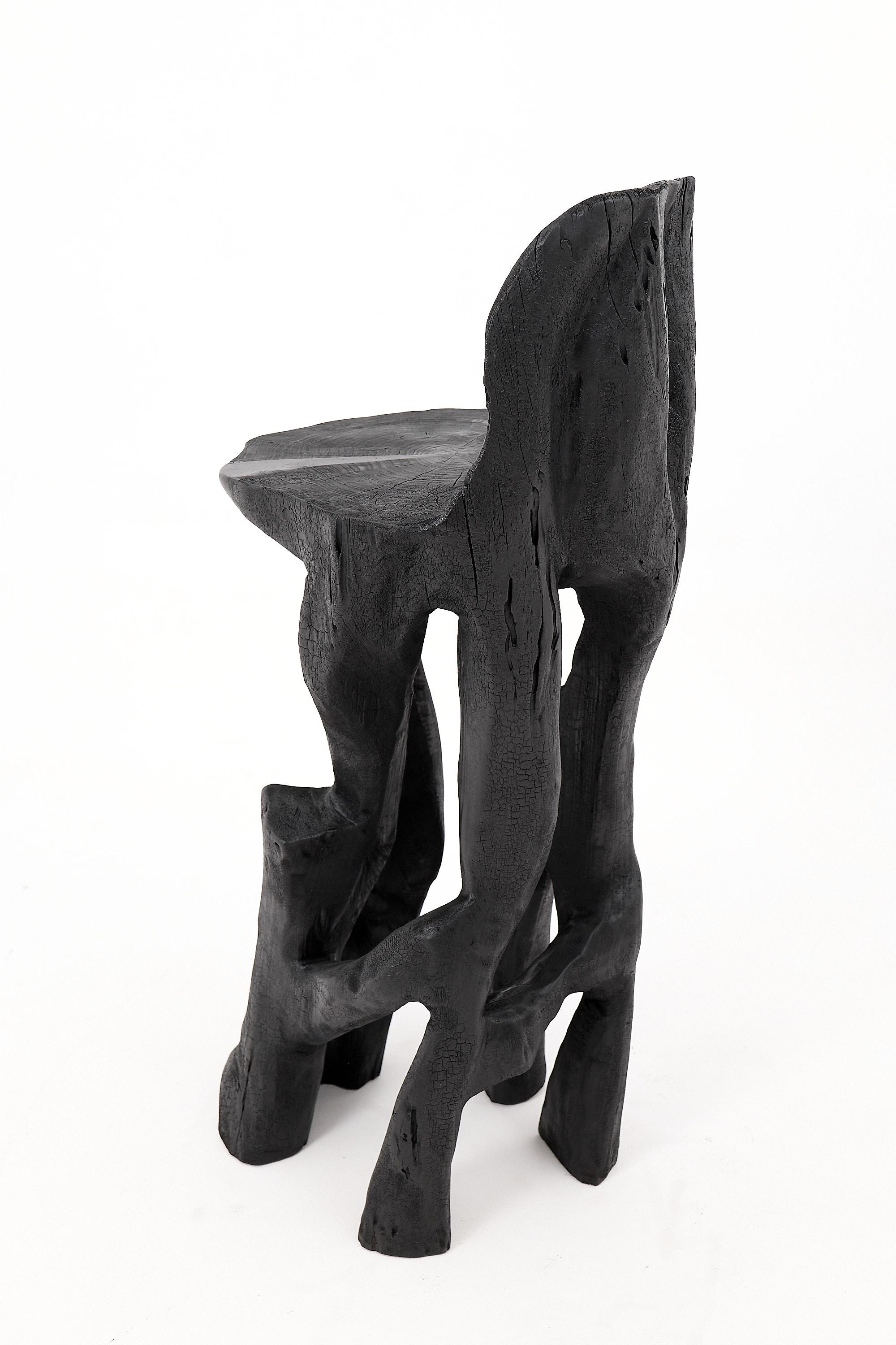 Makha, Silla de bar escultural de madera maciza, Diseño original contemporáneo, Logniture Brutalista en venta