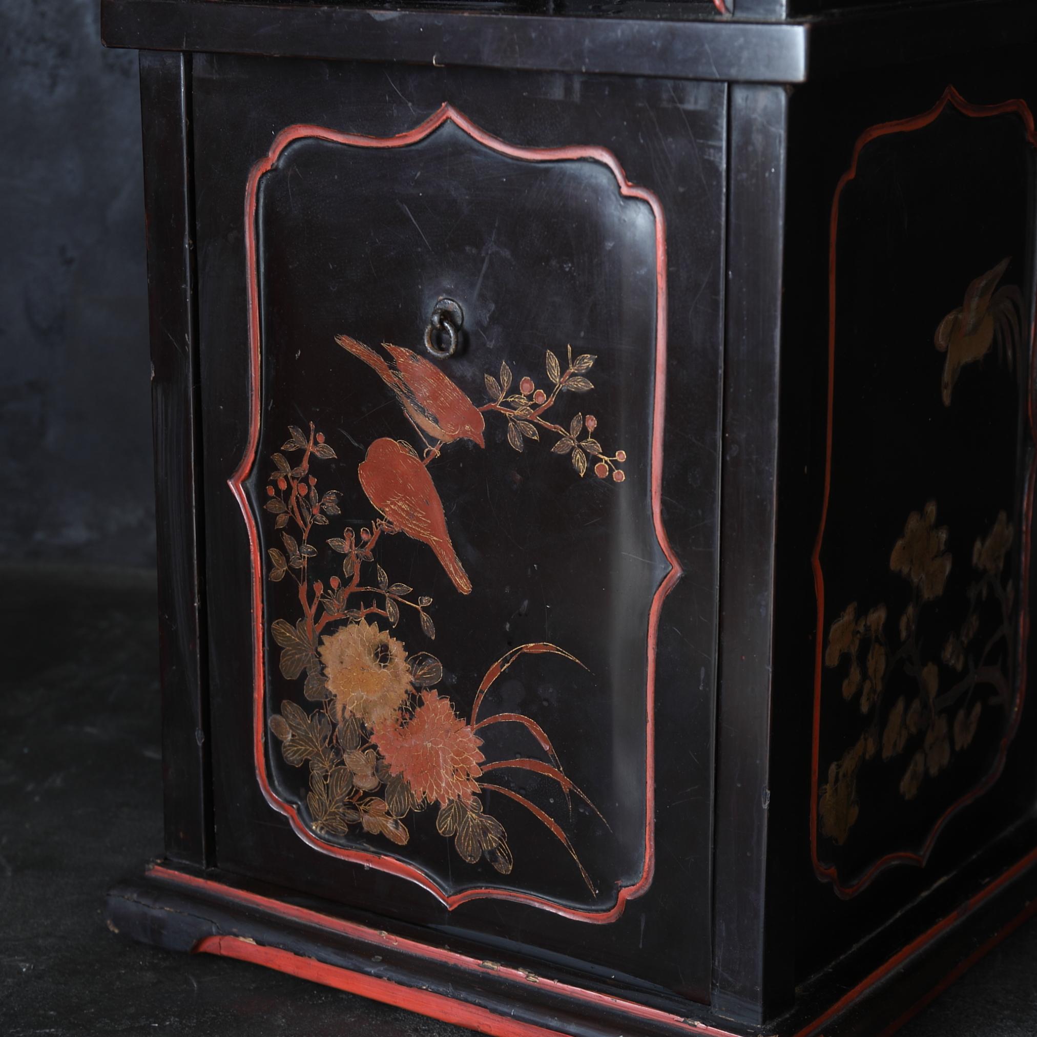 An old tea shelf from around the 18th century with maki-e painted on all four sides. The lacquer work of this product is a delicate artwork, and the composition is beautiful, so you can enjoy all sides.

Over time, the wooden parts have been