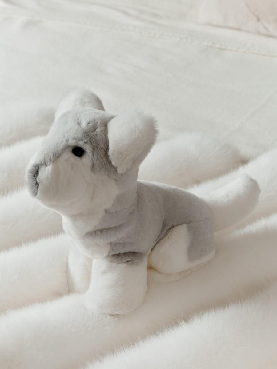 WARNING: This is not a toy. This item is for collectors only, not intended for children under 14 years of age.

Maki, the plush Husky dog, is made of real, superior lapin fur in four colours. The filling is made from 100% natural and sustainable