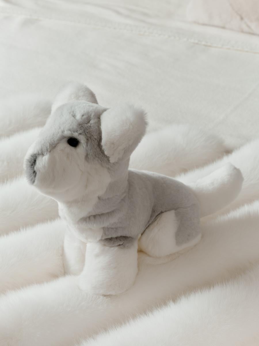 Este perro Husky de peluche coleccionable fue concebido por Muchi Decor como decoración refinada pero desenfadada para tu habitación.  Este peluche está hecho de auténtica piel de Lapín Superior con relleno de algodón orgánico 100% natural y