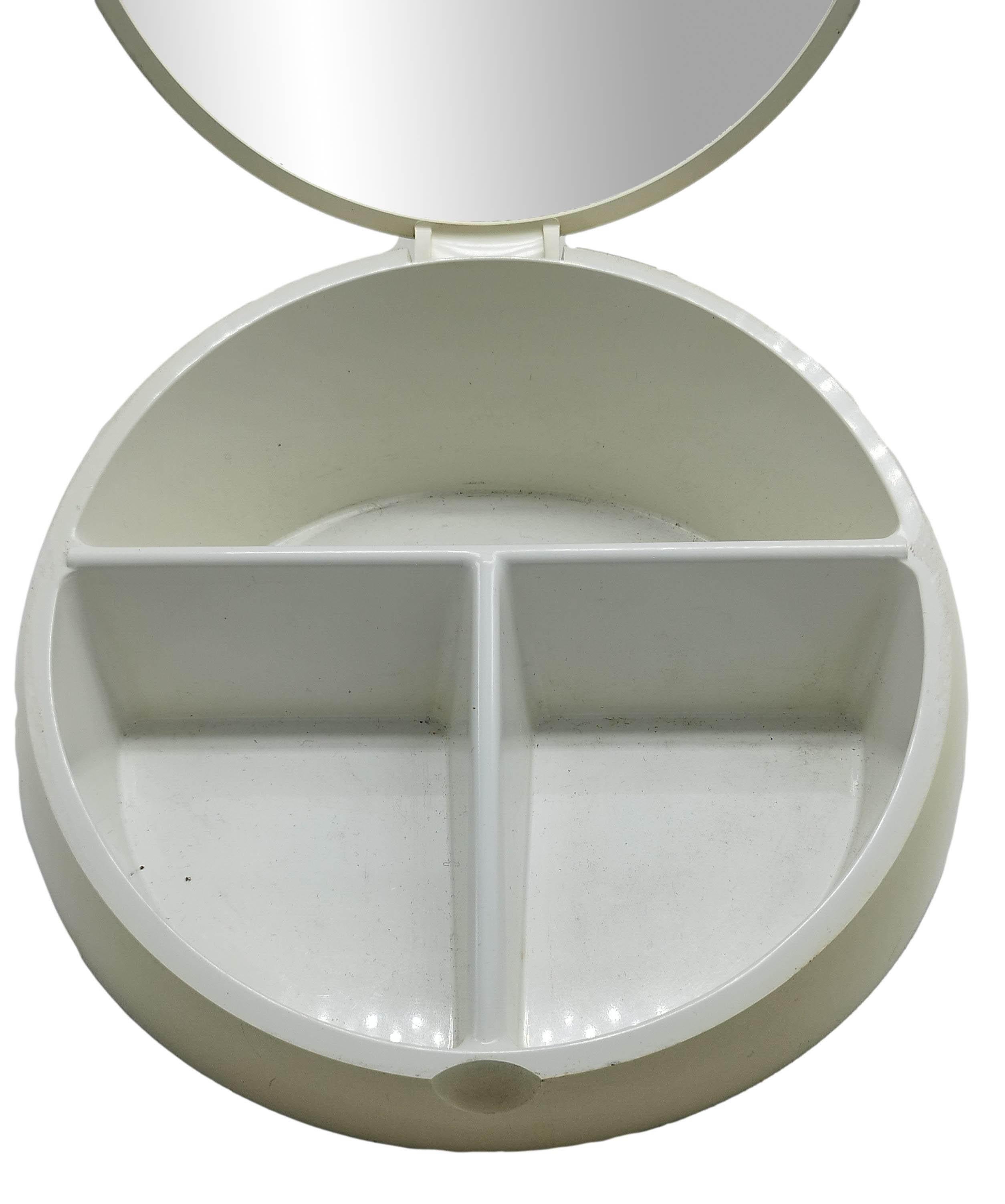 Il set da toilette è stato disegnato da Makio Hasuike e prodotto da Gedy per Avon. Il designer giapponese immagina oggetti la cui estetica formale è al servizio della funzione. Il set da toilette è realizzato in plastica color crema; è dotato di un