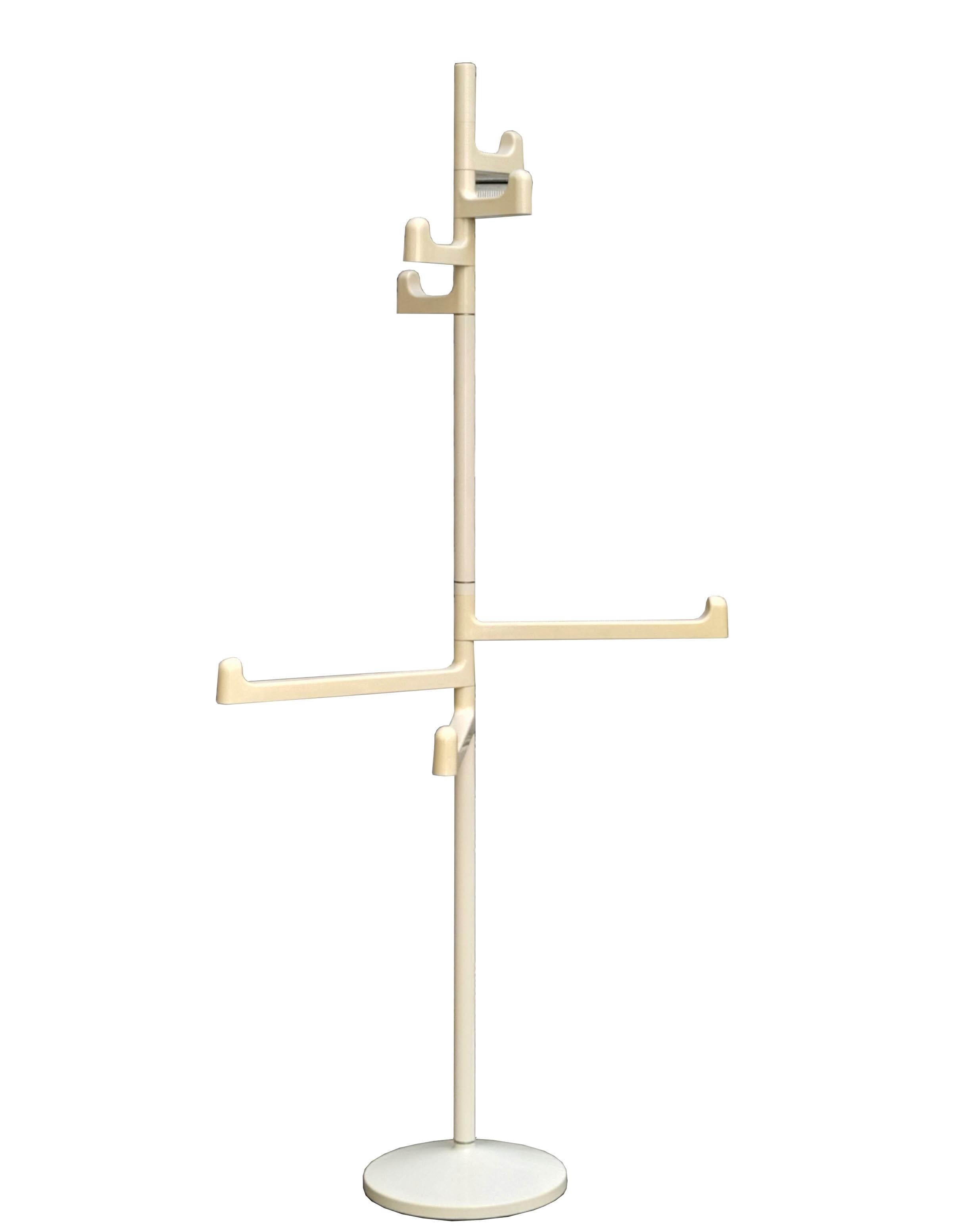 Ivory-colored 1970s plastic coat rack or towel rack by Japanese designer Makio Hasuike and made in Italy by Gedy. The large arms are adjustable and measure 39 cm; the small arms are fixed and measure 13.5 cm.
