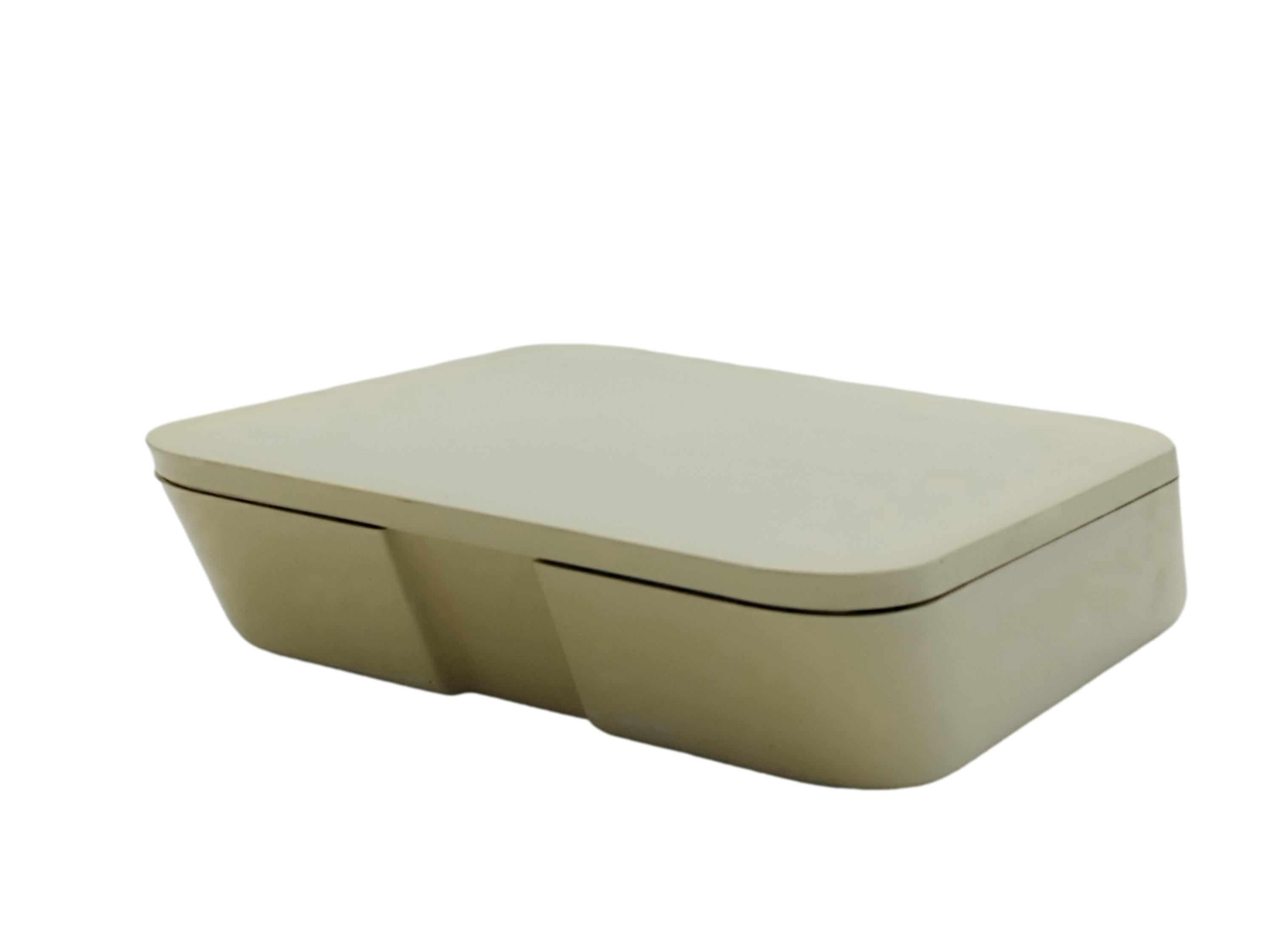 Distintivo e raro set di vanità in plastica dell'era spaziale disegnato da Makio Hasuike per Gedy.
Questo vanity set portatile è dotato di quattro scomparti e di uno specchio rettangolare . La forma di questo vanity set evoca e anticipa le forme dei