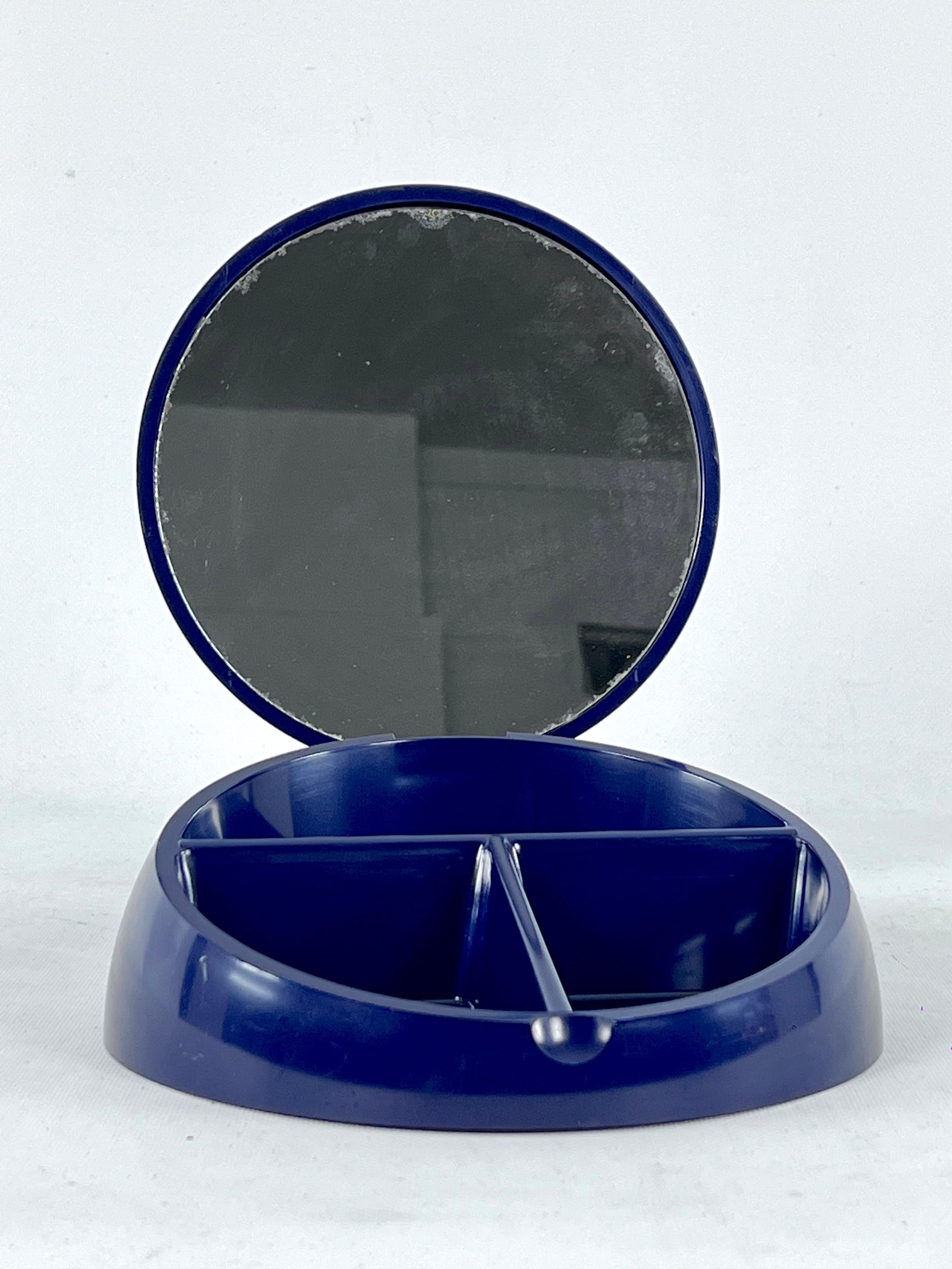 Ausgezeichneter Zustand nie benutzt, aber einige kleine Spur des Alters auf dem Spiegel. Hergestellt aus blauem Kunststoff und produziert von Gedy in den 80er Jahren. Entworfen von Makio Hasuike.
