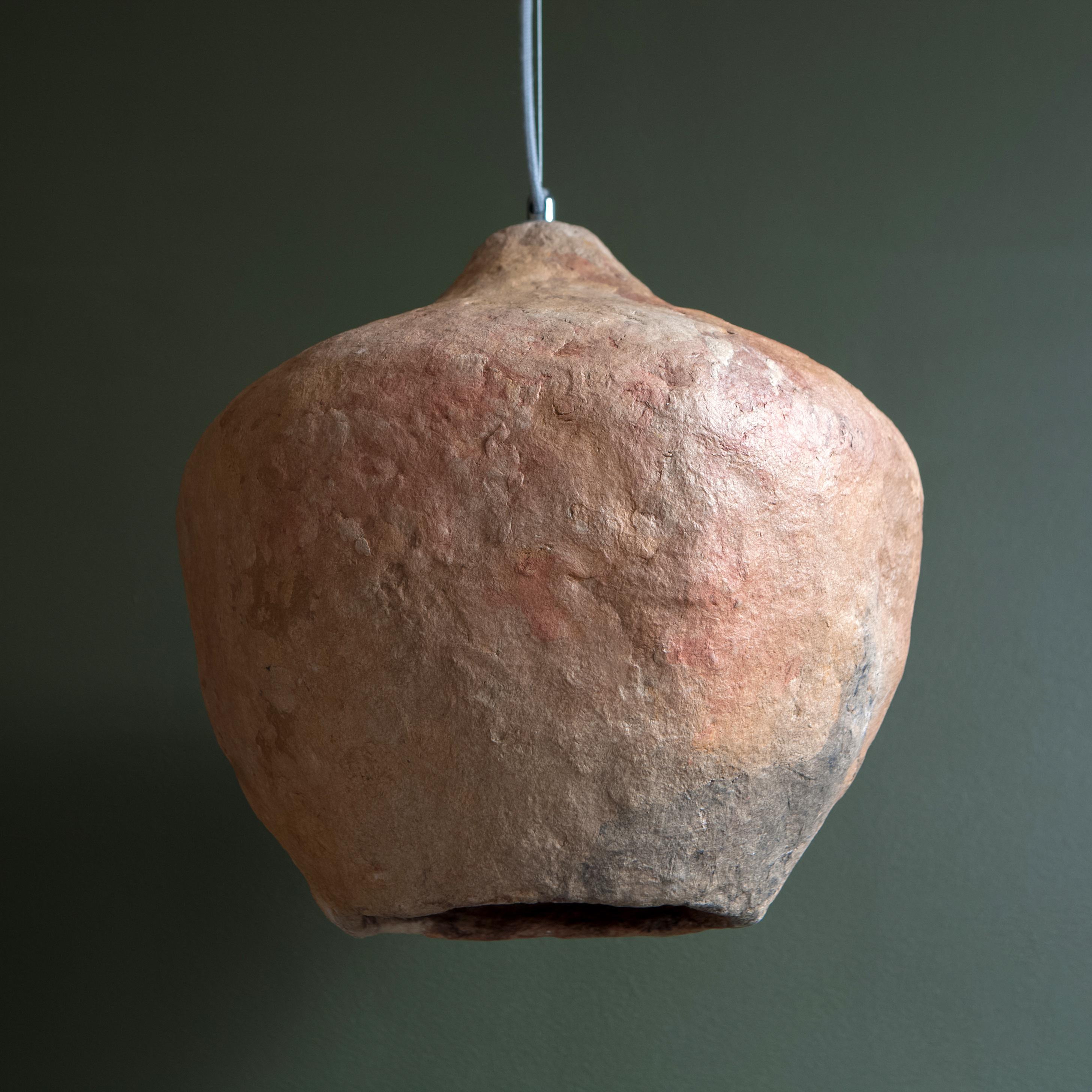 Lampada a sospensione Makitra di Yalanzhi Objects
Dimensioni: D 38 x L 38 x H 38 cm. 
Materiali: Cellulosa. 

La cellulosa è un materiale riciclato che un tempo era una foresta. Una finitura di alta qualità e di lunga durata. Rivestimento altamente