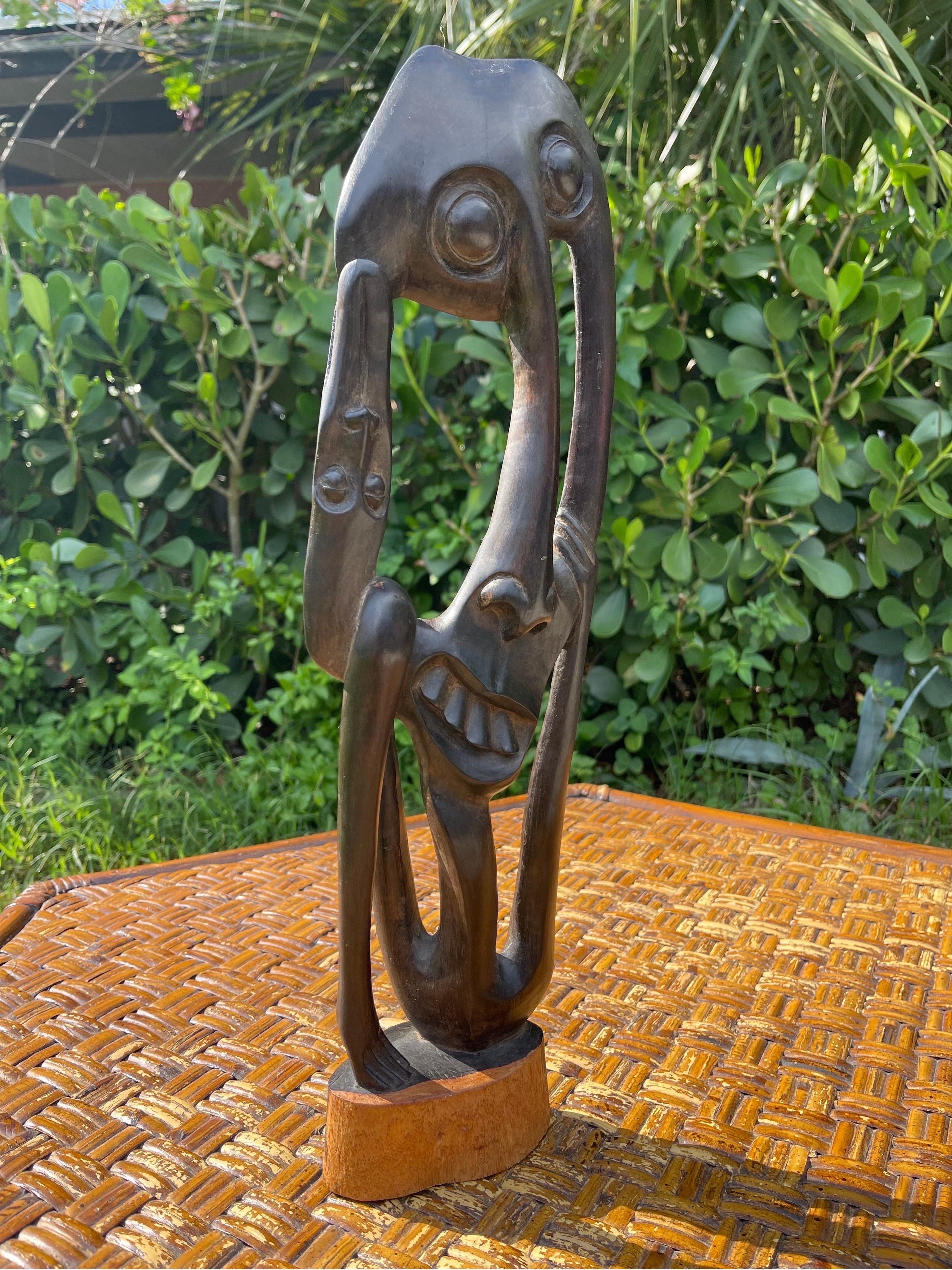Une sculpture fantaisiste composée de multiples visages abstraits. Sculpté dans une seule pièce d'ébène massif.