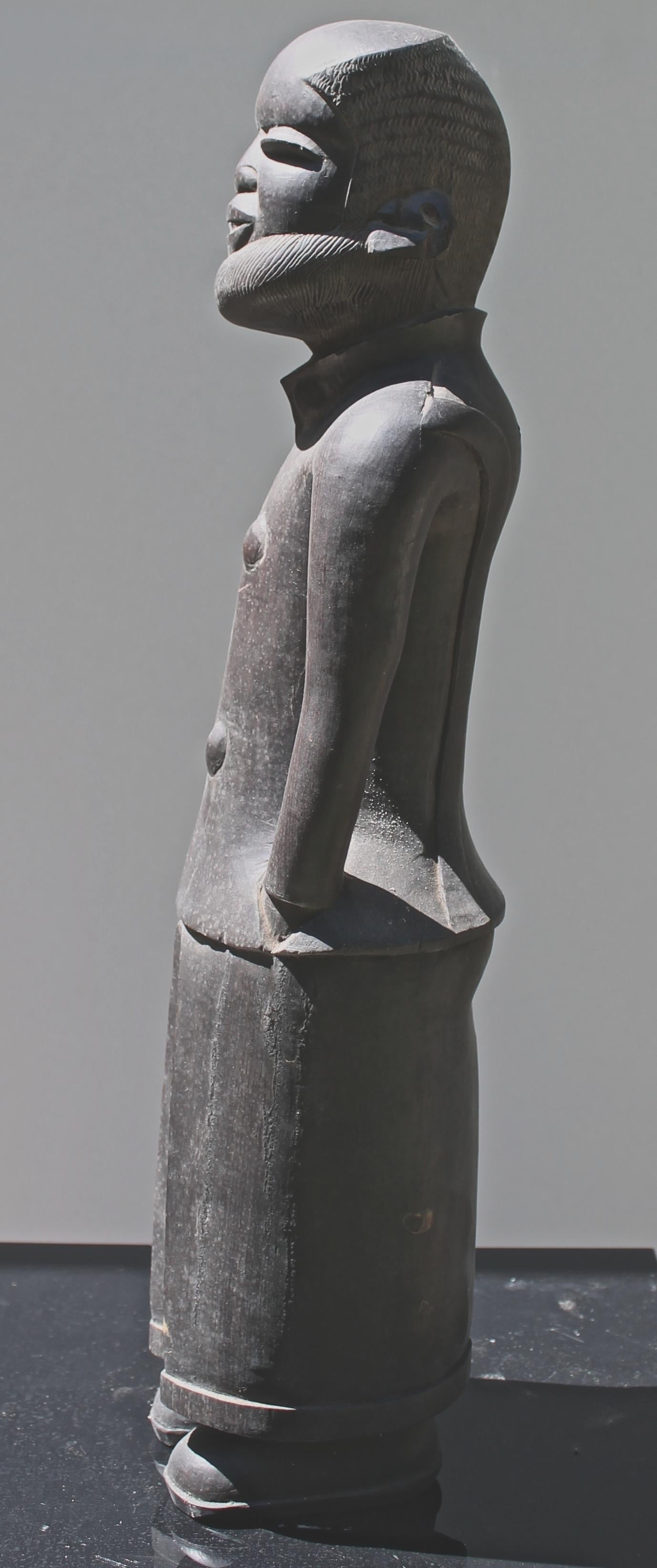 Une belle sculpture moderne d'un homme distingué. Exécuté par un maître sculpteur Makondé en ébène. Bien habillé, avec des manchettes, des plis et des chaussures.