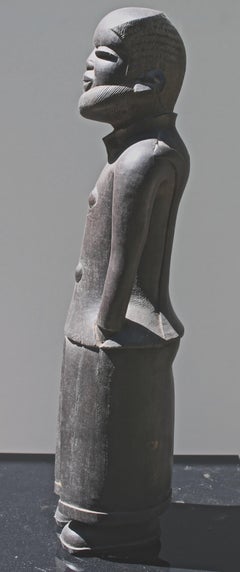 Figure masculine en robe européenne Makonde Art africain