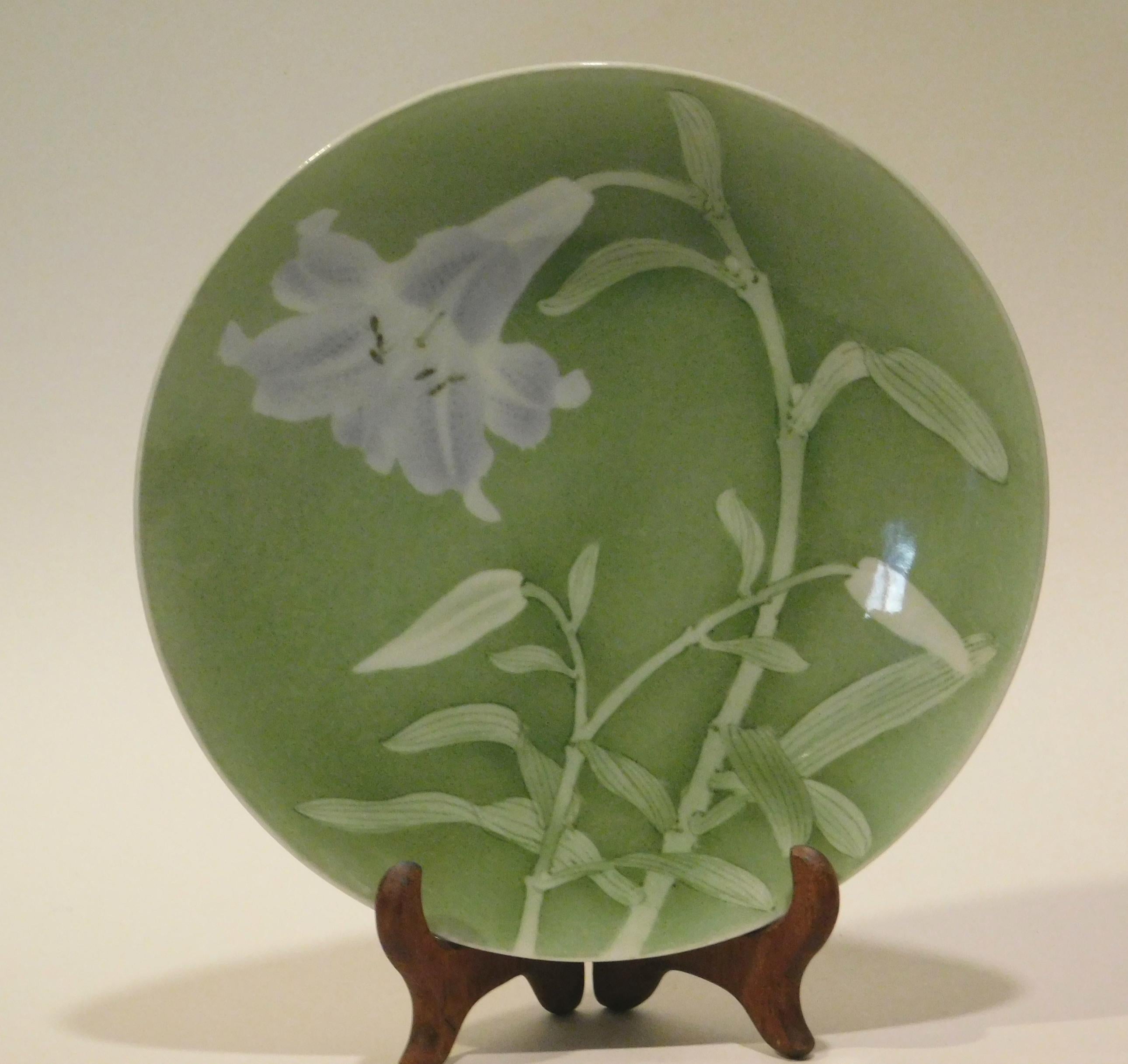 Schönes blassgrünes Keramiktablett mit weißen Lilien.
Auf dem Sockel ist es von Miyagawa (Makuzu) Kozan (1842-1916) signiert.
Dieses Tablett hat keine Schäden und ist in perfektem Zustand. 
Er hat einen Durchmesser von 8