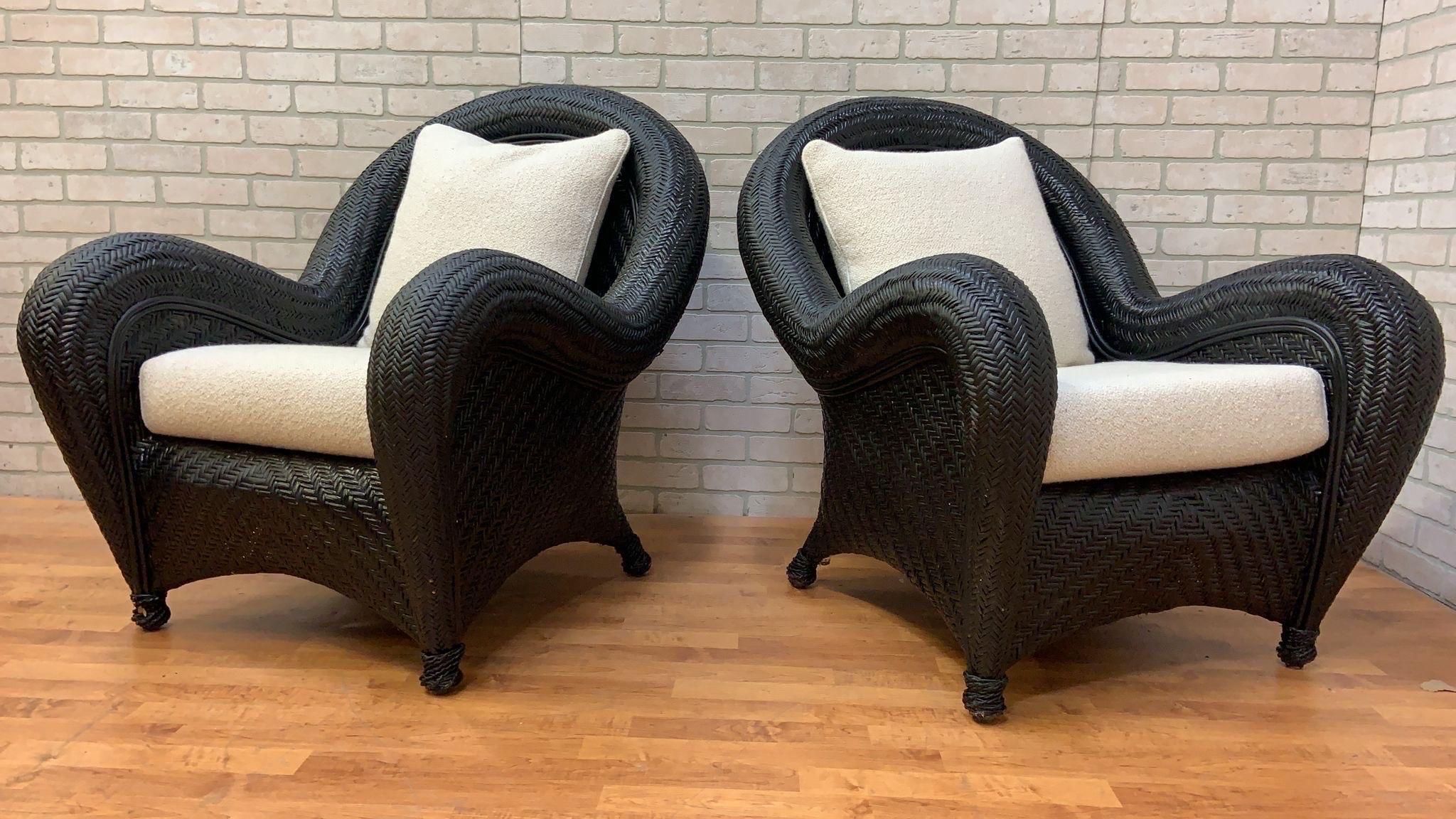 Legno Sedie da salotto Malabar in vimini e rattan con cuscini imbottiti di recente - Coppia in vendita
