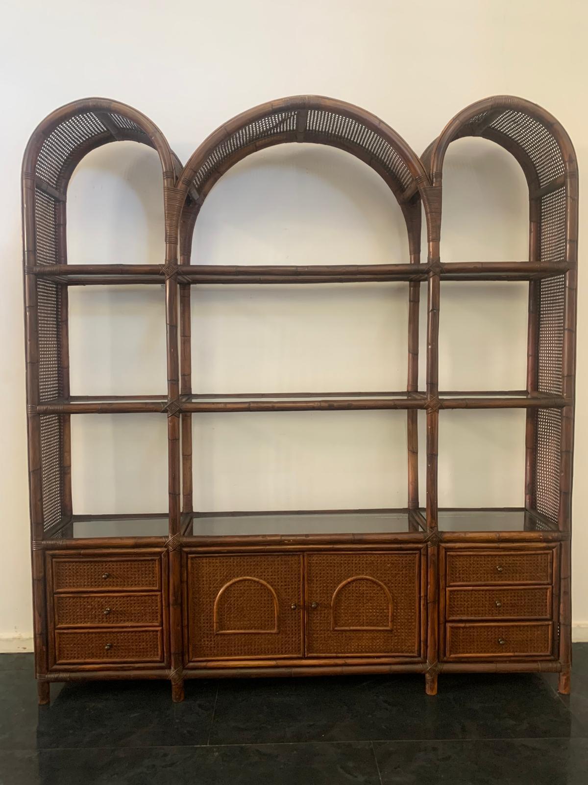 Libreria in rattan e cristallo Malacca di Vivai del Sud, anni '70
L'imballaggio con pluriball e scatole di cartone è incluso. Se è necessario un imballaggio in legno (casse o scatole) per la spedizione negli Stati Uniti e all'estero, è richiesto un