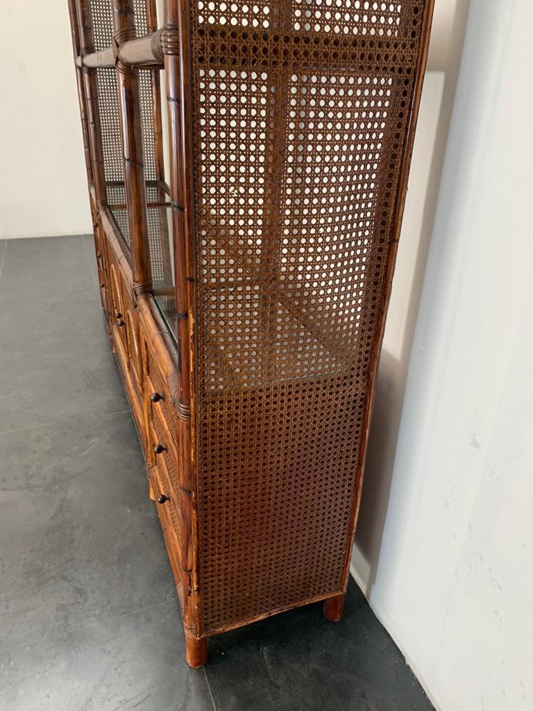 Malacca Rattan & Crystal Bookcase from Vivai del Sud, 1970s In Good Condition For Sale In Montelabbate, PU