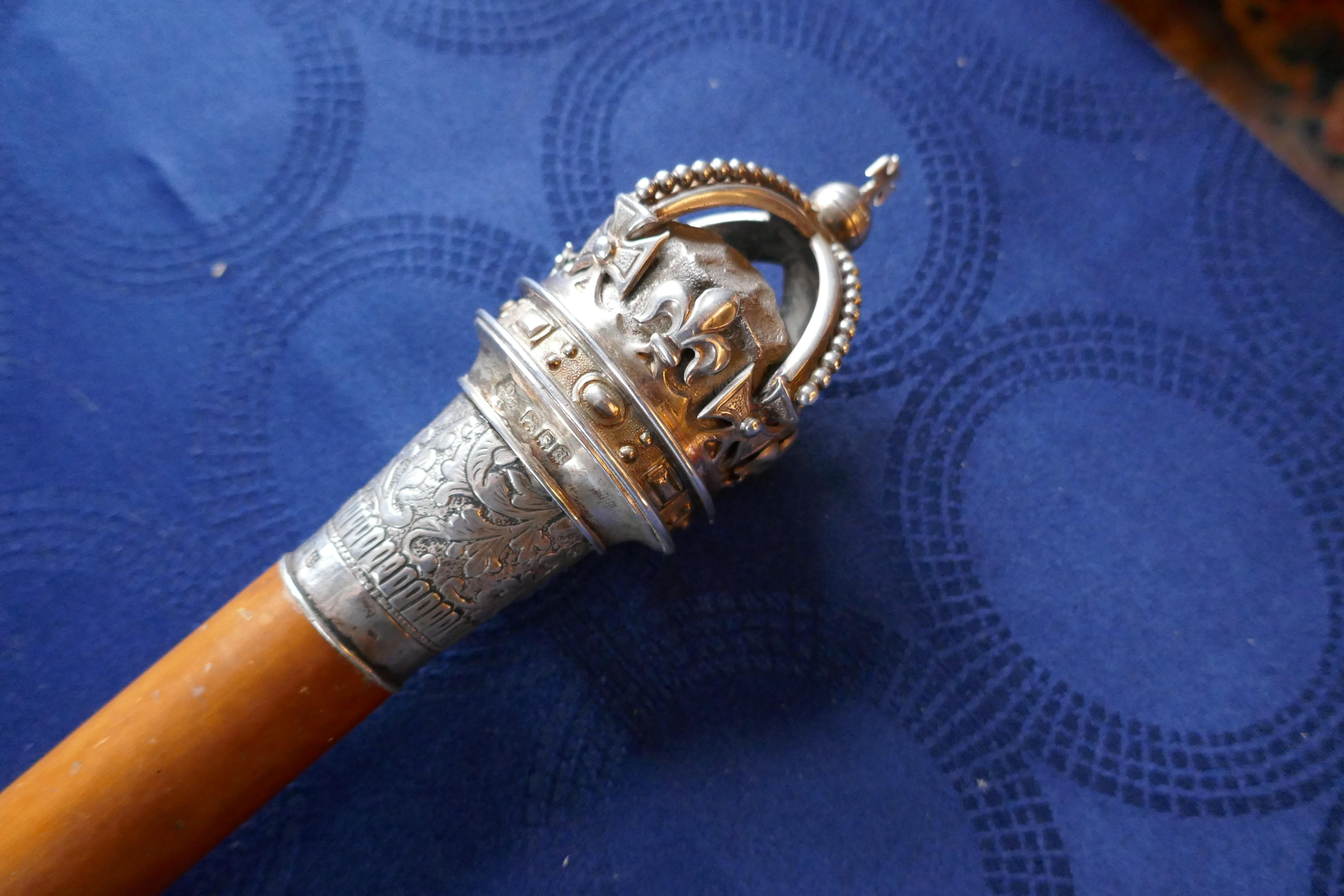 Malacca Walking Cane with Sliver Crown Pommel by J Wippell & Co Ltd 1916 In Good Condition In Chillerton, Isle of Wight