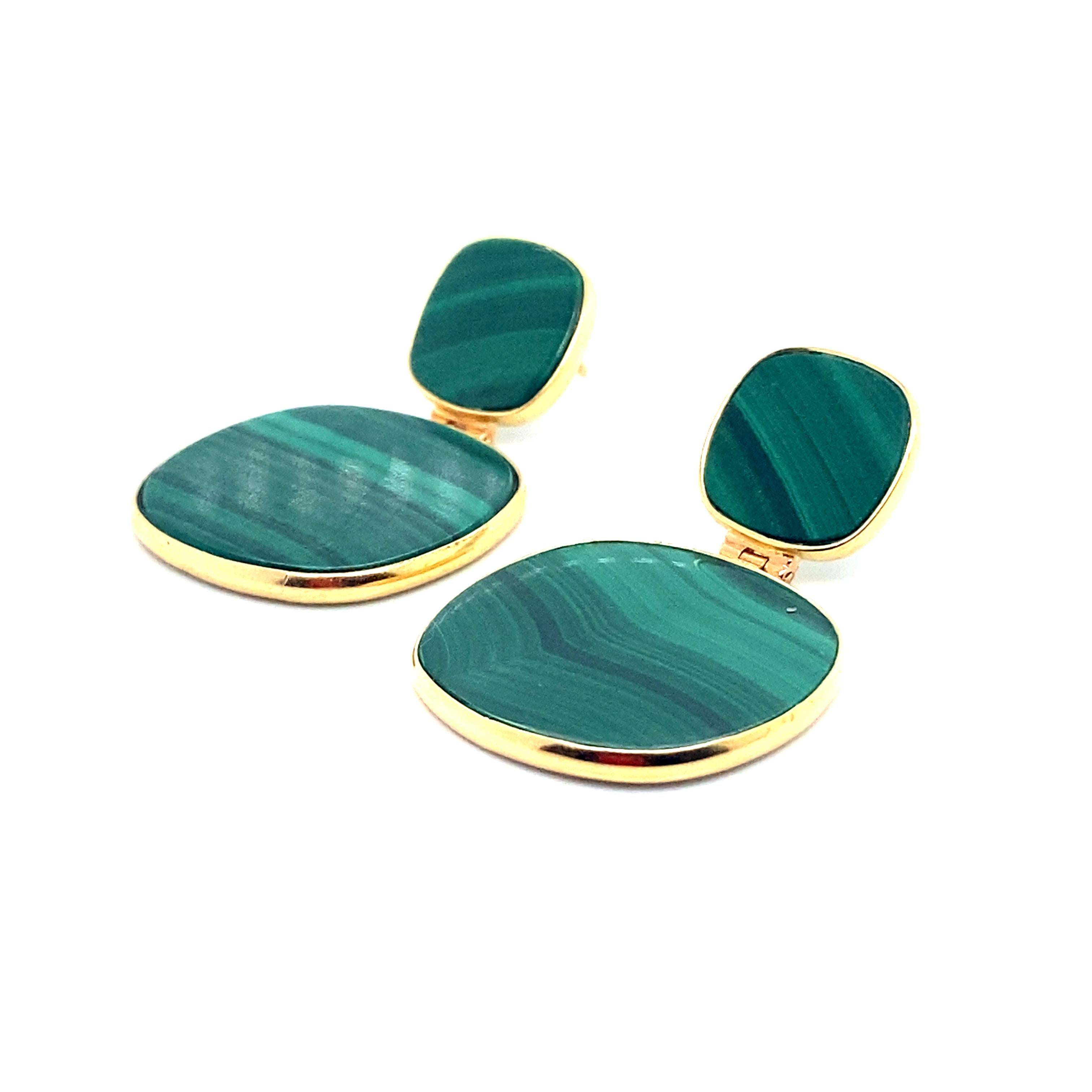 Malachite and 18k Yellow Gold Pendant Earrings 

Malachite set closed around a plate of Mala on Yellow Gold 18 carats articulated in the center. Their clasps butterflies secures them.

Malachite is known to promote the balance of energies. Malachite