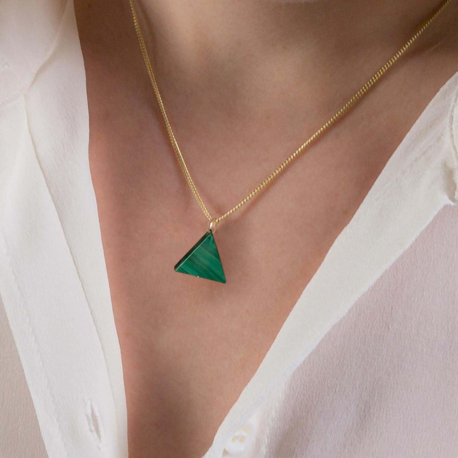 Cabochon Malachite and 9 Karat Gold Necklace For Sale