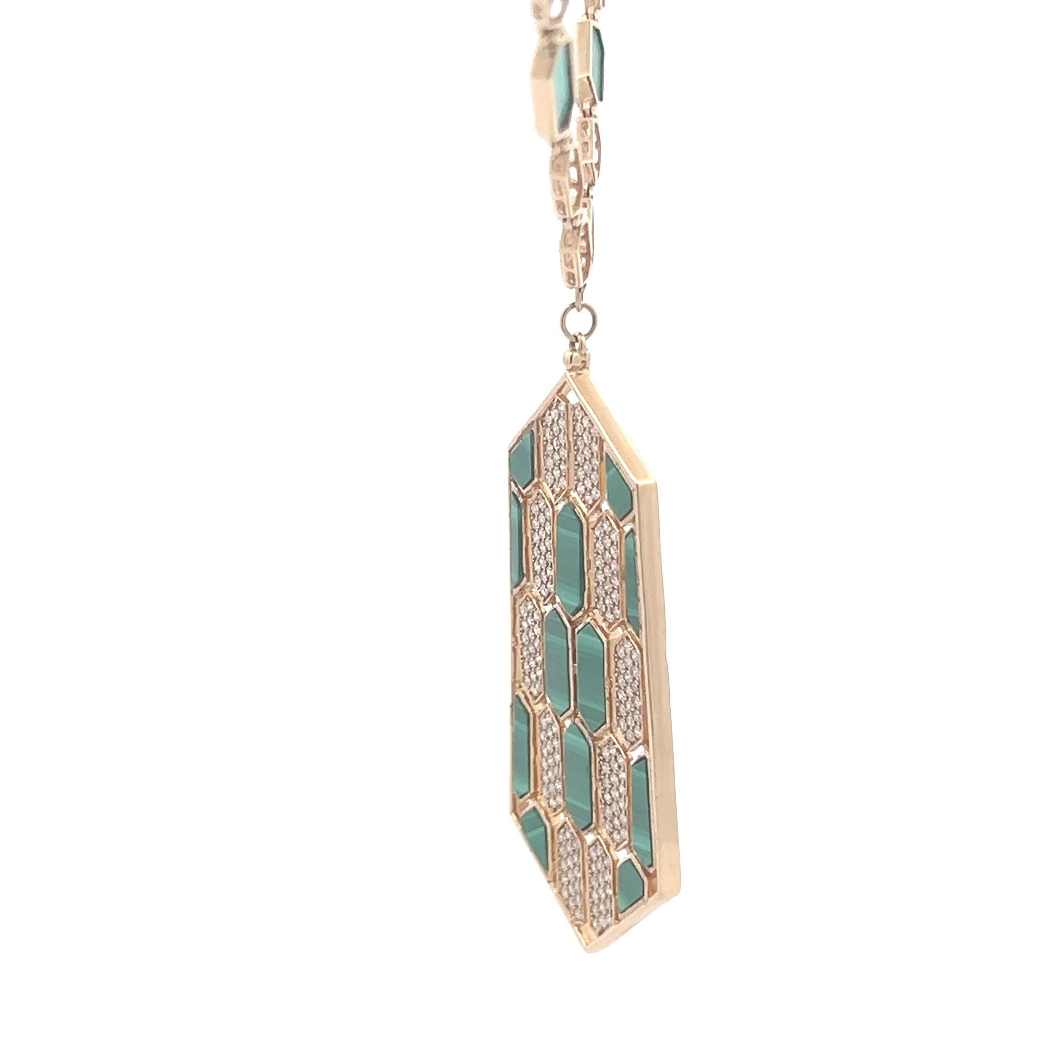 Descubre el epítome de la sofisticación con este impresionante collar colgante geométrico, meticulosamente elaborado para aportar elegancia moderna a tu colección de joyas. Con una cautivadora fusión de malaquita verde esmeralda, luminoso nácar y