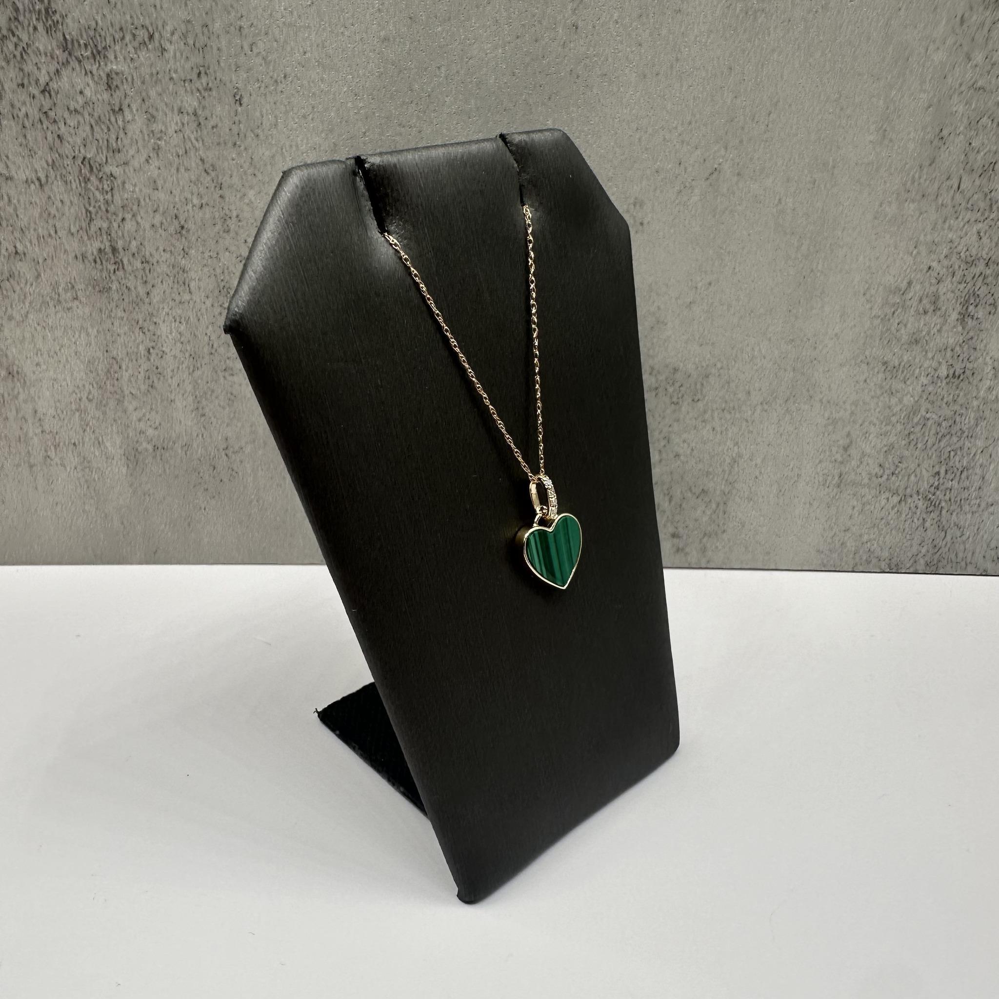 Questa bellissima collana con cuore di malachite e diamanti in oro giallo 14 carati presenta una vibrante pietra di malachite con taglio a cuore accentuata da 0,03 carati di diamanti naturali GH SI a taglio singolo. La ricca tonalità verde della