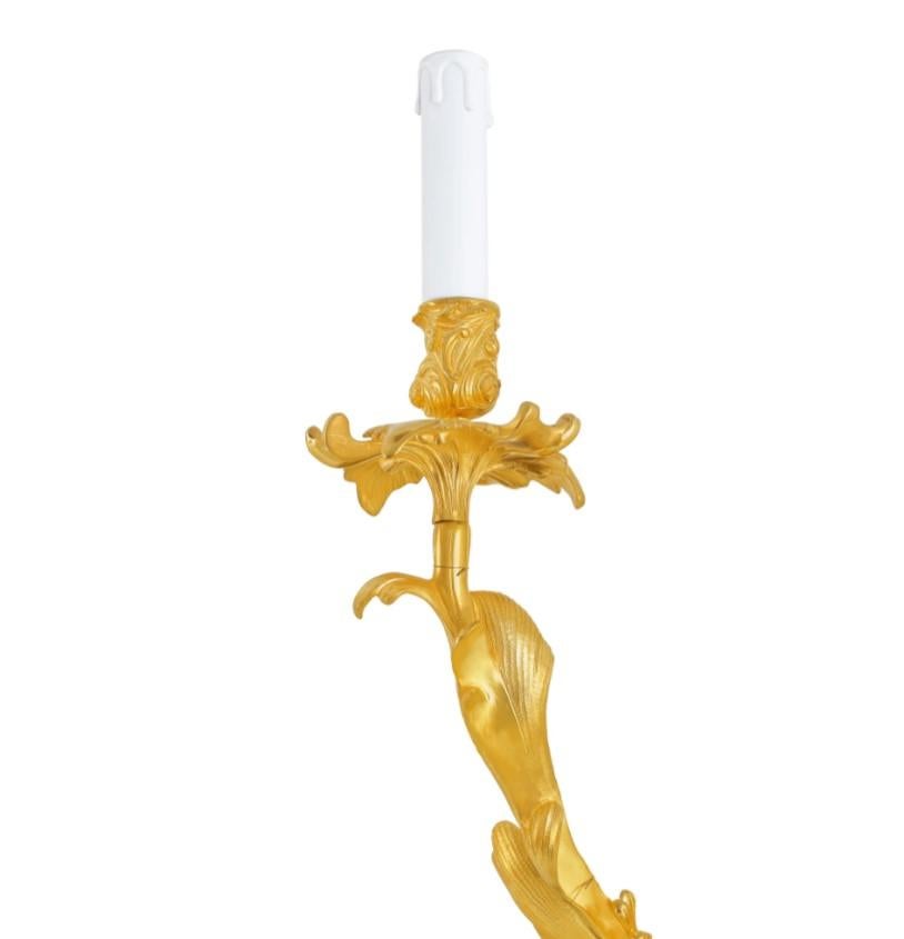 Ce magnifique candélabre rococo est un véritable chef-d'œuvre d'art et d'artisanat, alliant opulence et raffinement dans une démonstration de design à couper le souffle. Le vert vibrant de la pierre de malachite offre un contraste saisissant avec le