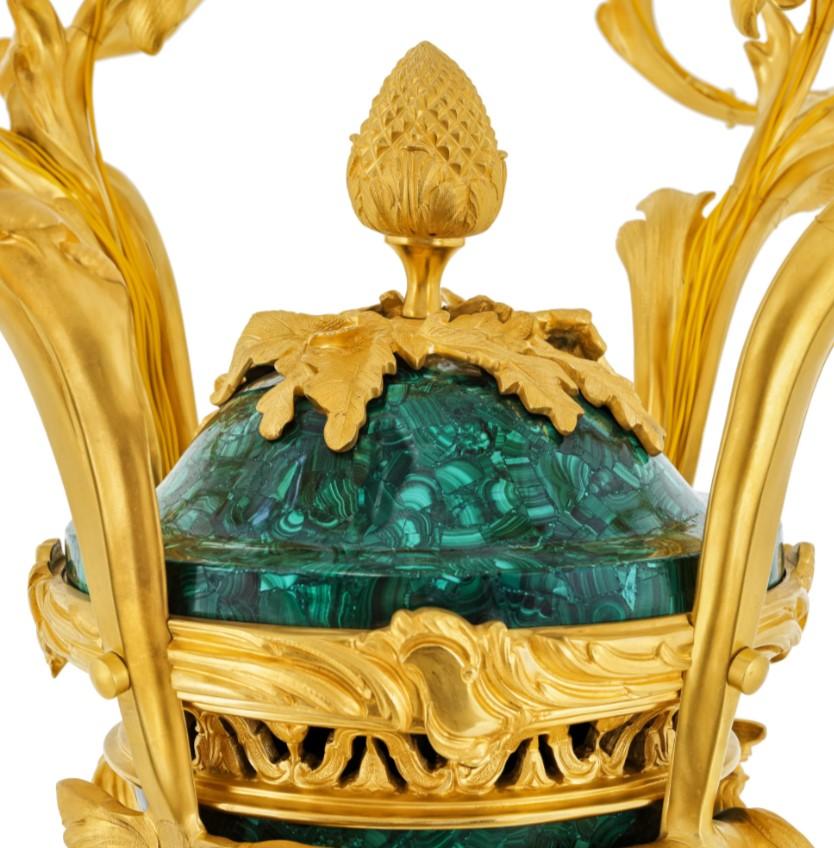 Rococo Vase-candélabre en malachite et laiton doré en vente