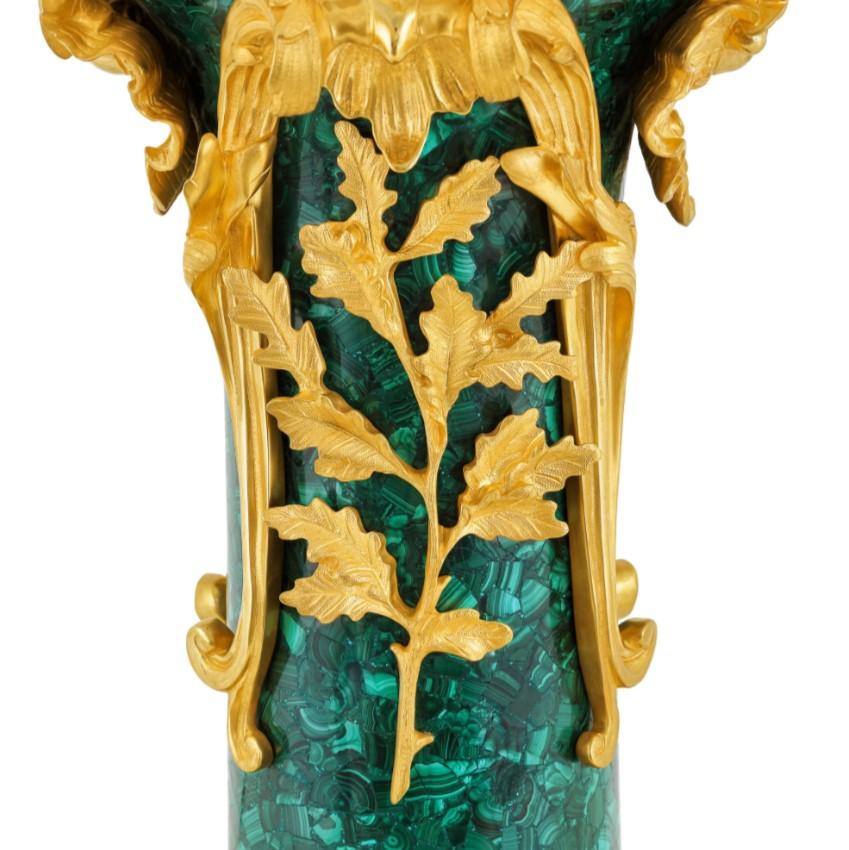 Français Vase-candélabre en malachite et laiton doré en vente