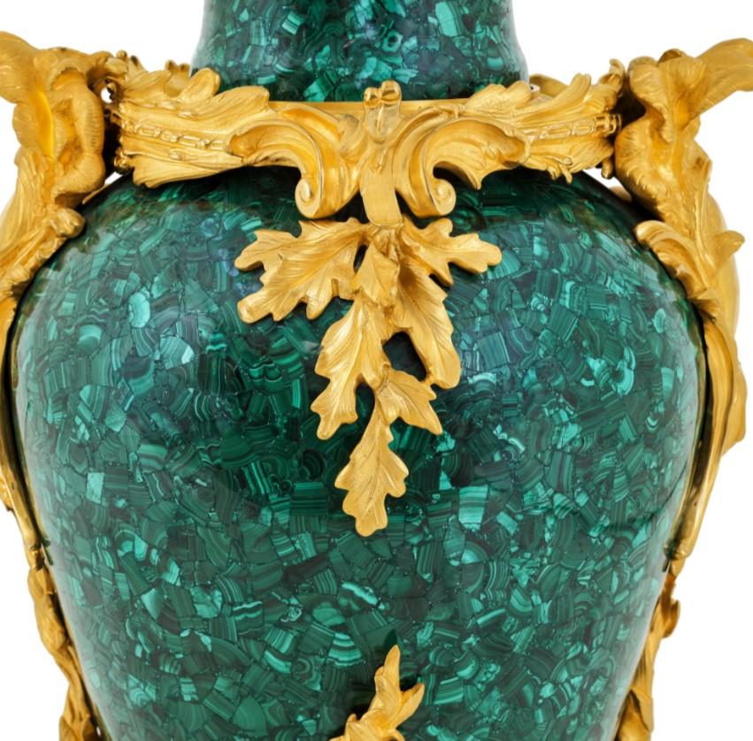 Doré Vase-candélabre en malachite et laiton doré en vente