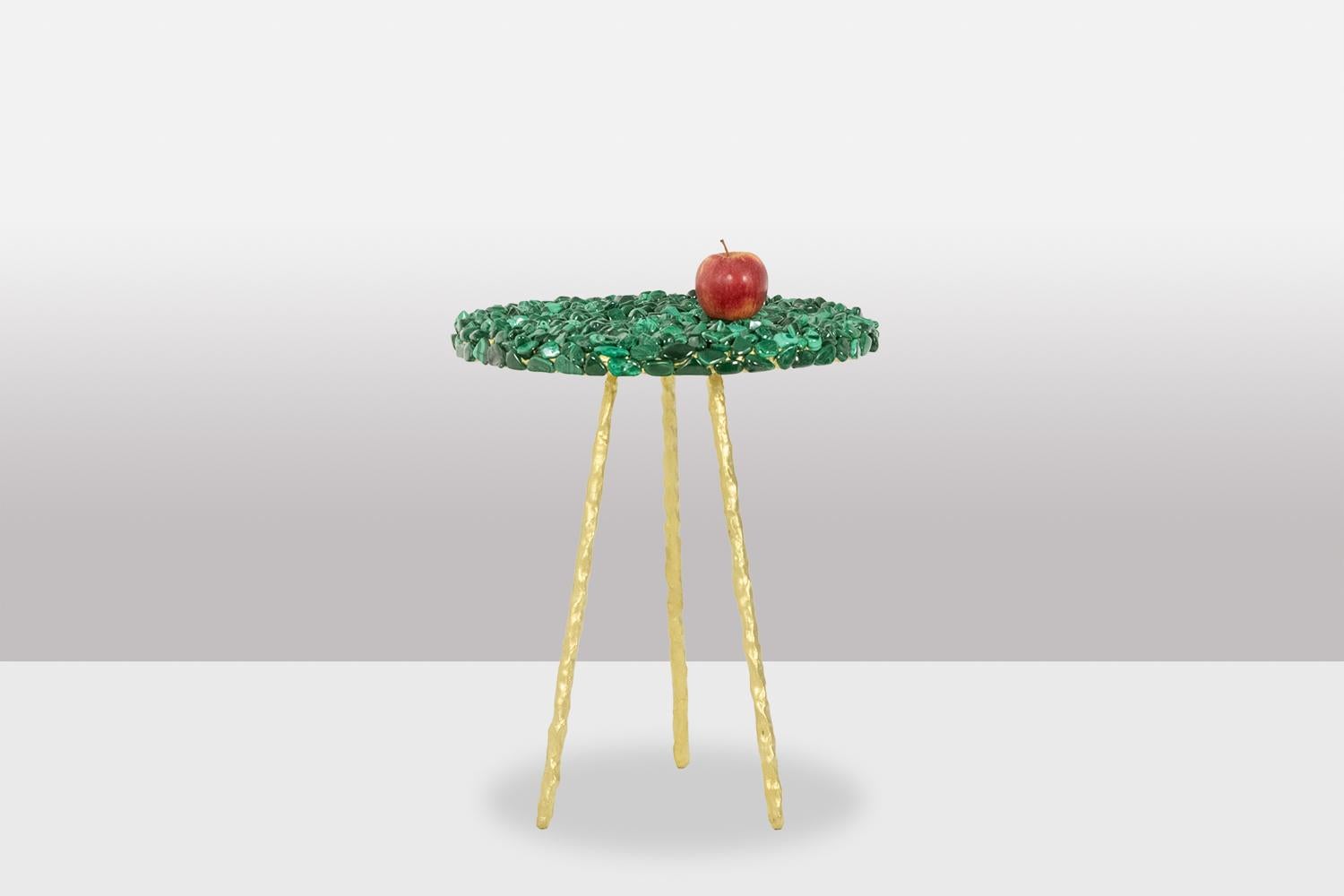 Pedestal table, model “Congo”, with a round top made of malachite stones and a tripod base in gilded steel.

French artisanal work in small series.

Dimensions: H 50 x D 45 cm

Reference: LS59992168J