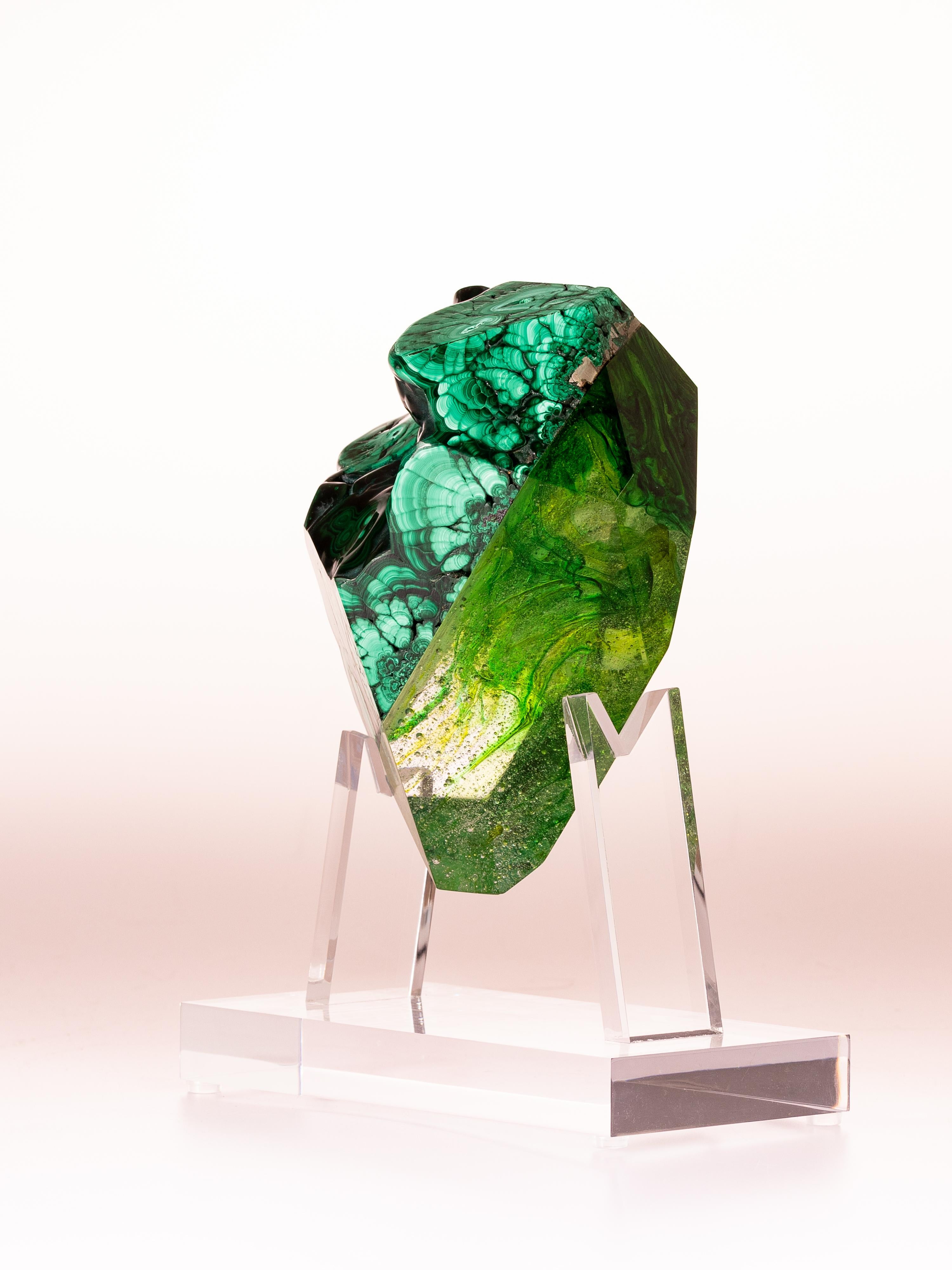 Malachite and glass sculpture collaboration between glass artist Orfeo Quagliata and Pietra Gallery artist Ernesto Duran.
This piece is called 