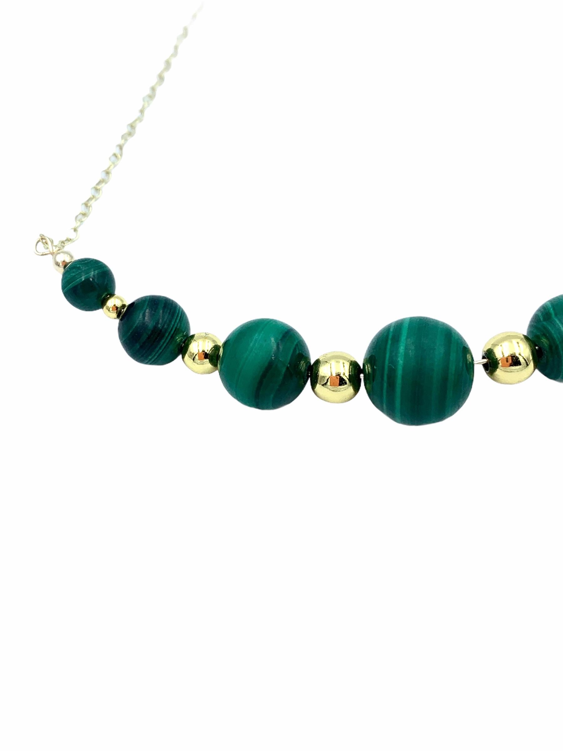 Réalisées à la main en or jaune 9 carats, les perles de malachite suspendues sont enfilées avec un fil d'or massif et montées sur une délicate chaîne en câble de 1,7 mm. Les jolis tourbillons verts de la perle centrale mesurent 12 mm, 10 mm les deux