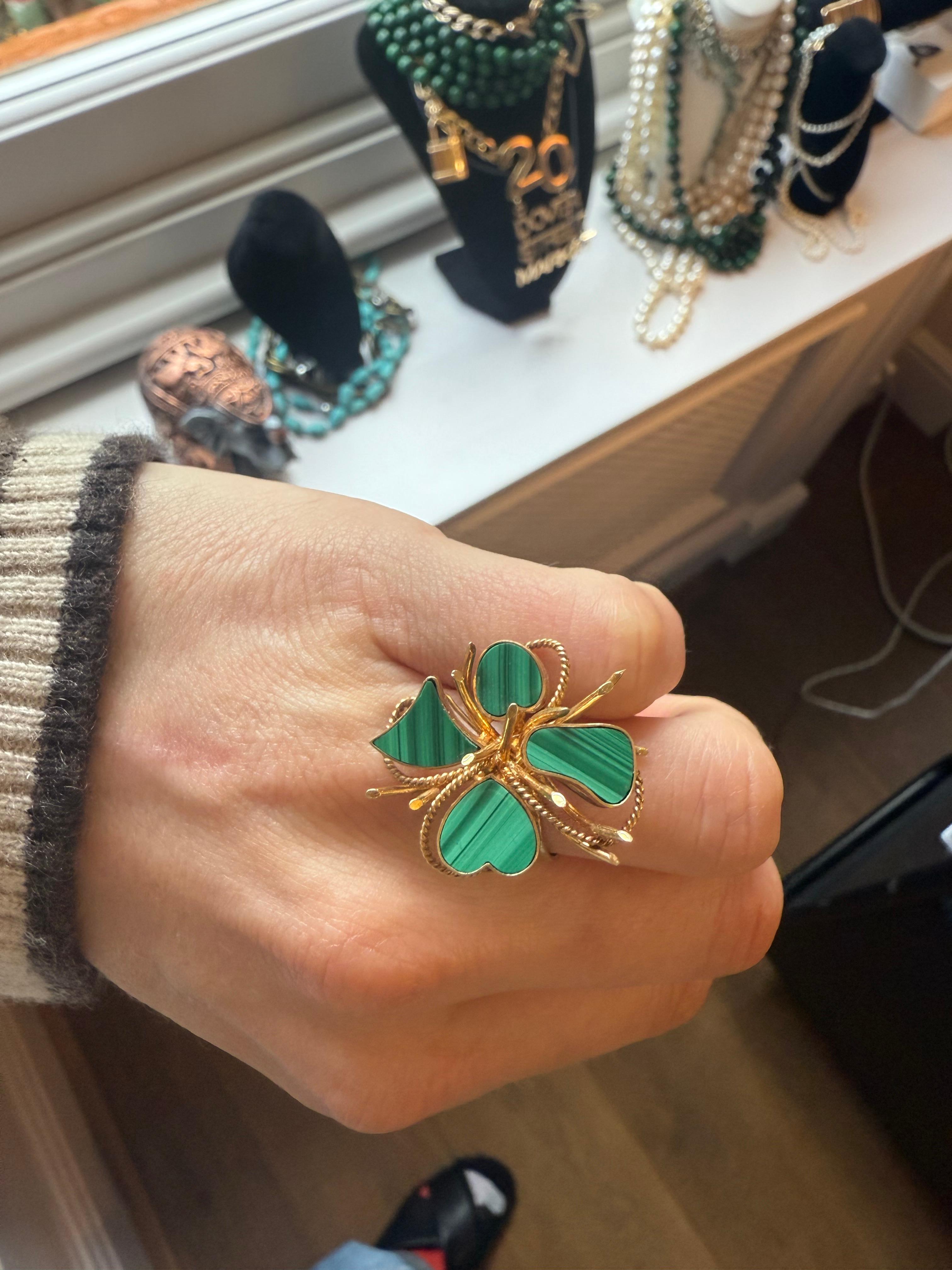 Contemporaneo Anello Trifoglio in malachite e oro in vendita