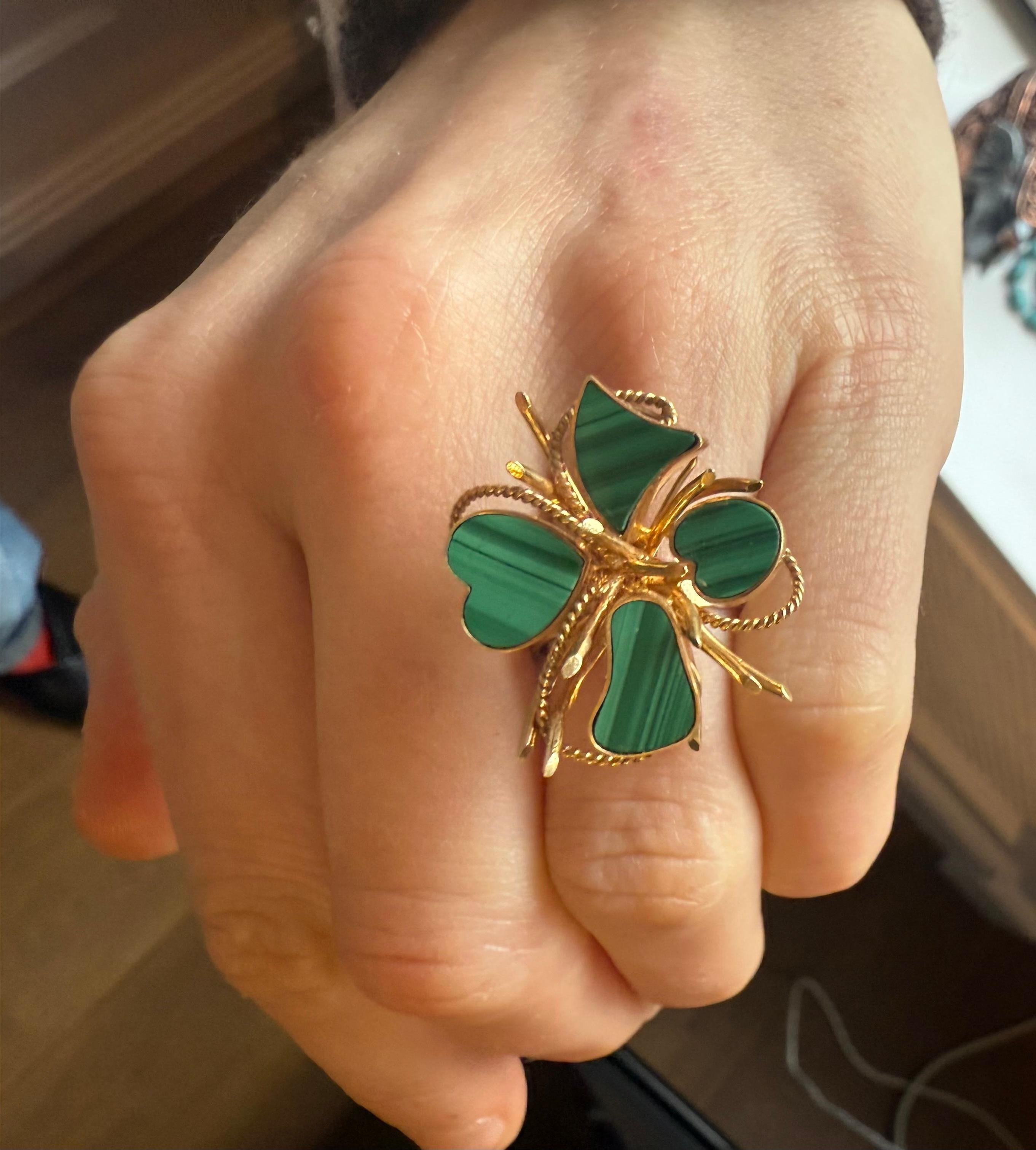 Cabochon Anello Trifoglio in malachite e oro in vendita