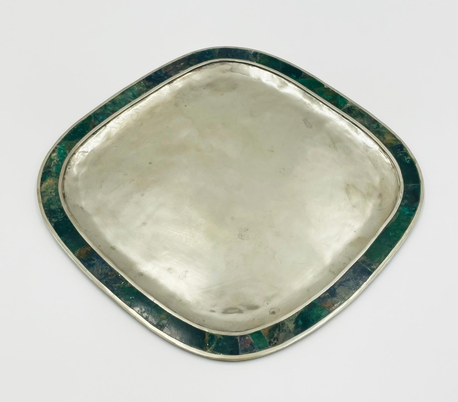 Elegante vassoio da portata in malachite e lastre d'argento realizzato a mano in Messico intorno agli anni '50, nello stile caratteristico del laboratorio Los Castillos di Taxco. Questo bellissimo pezzo mette in mostra la raffinata maestria