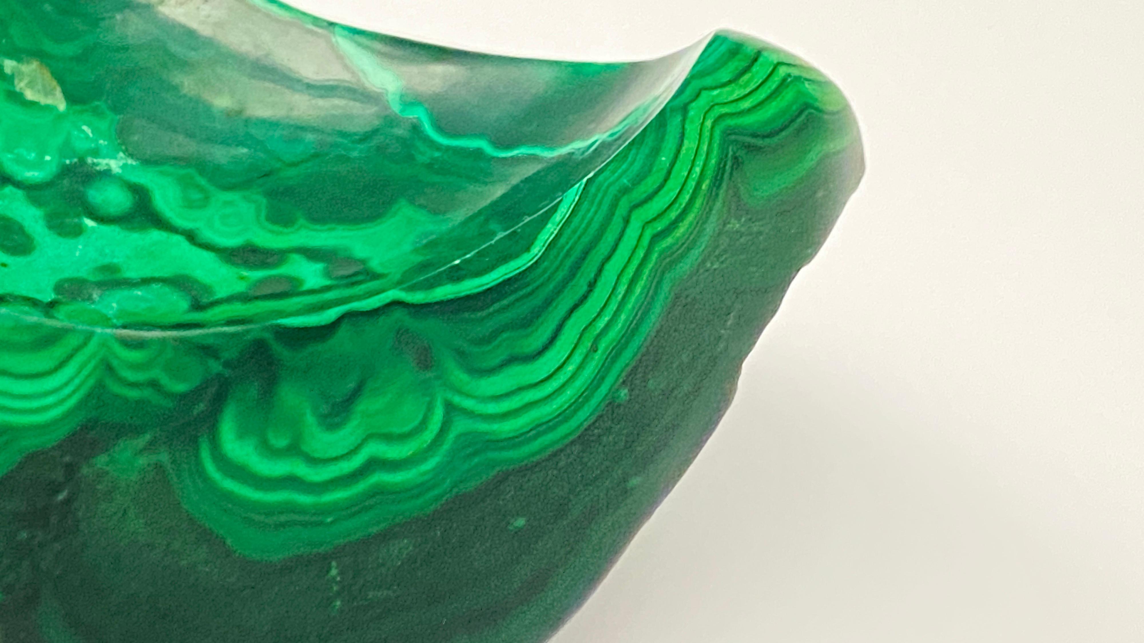 This vide poche or ashtray is in malachite. It has been made in Italy circa 1970, and has a green color.
