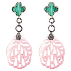 Boucles d'oreilles pendantes en or jaune 14 carats avec malachite, diamants noirs et coquillages roses