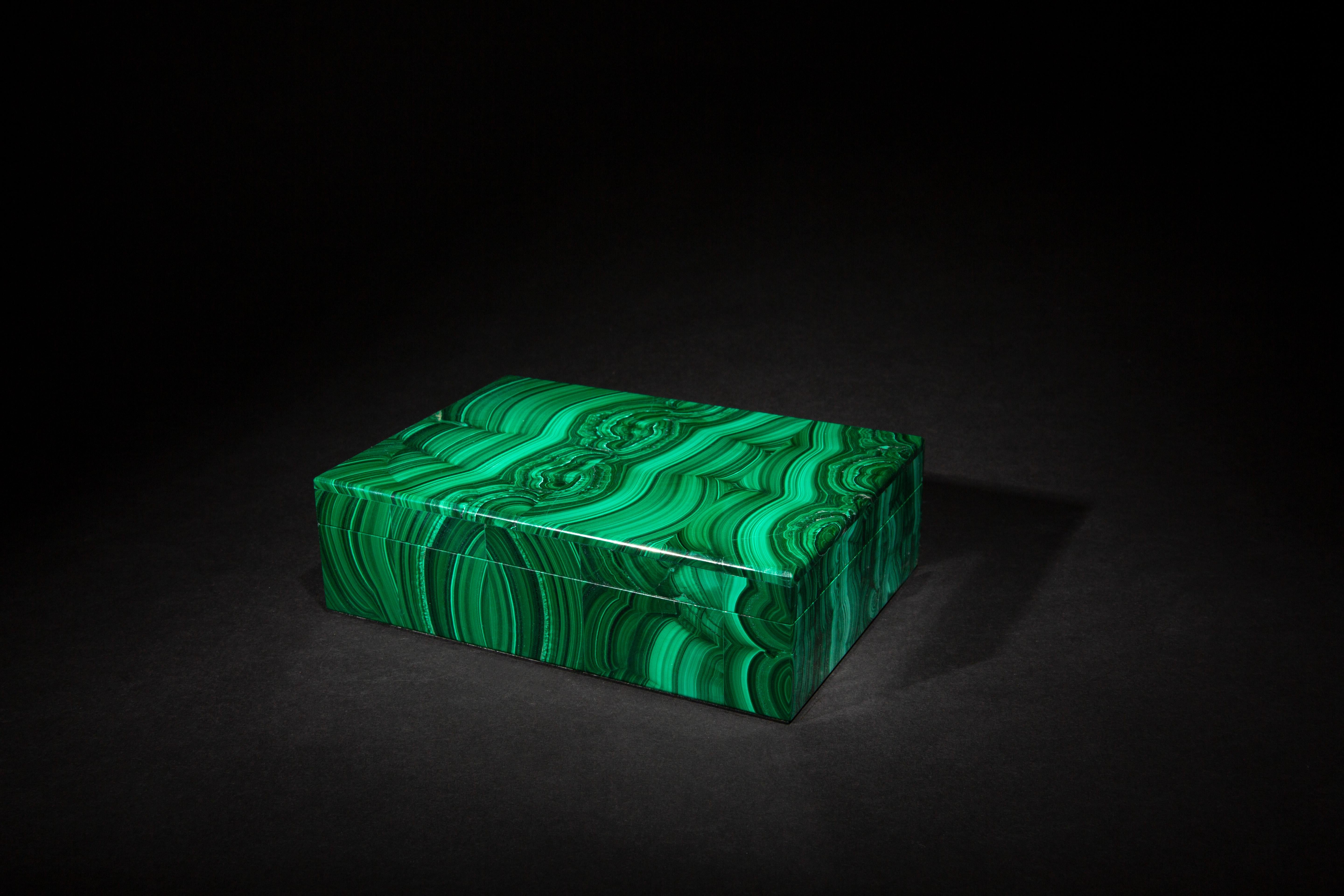 Boîte décorative en malachite. La malachite utilisée pour ces boîtes provient du Congo, où l'on trouve actuellement la meilleure qualité de ce minéral. La malachite des XVIIIe et XIXe siècles provenait également de Russie. Les boîtes de ce type